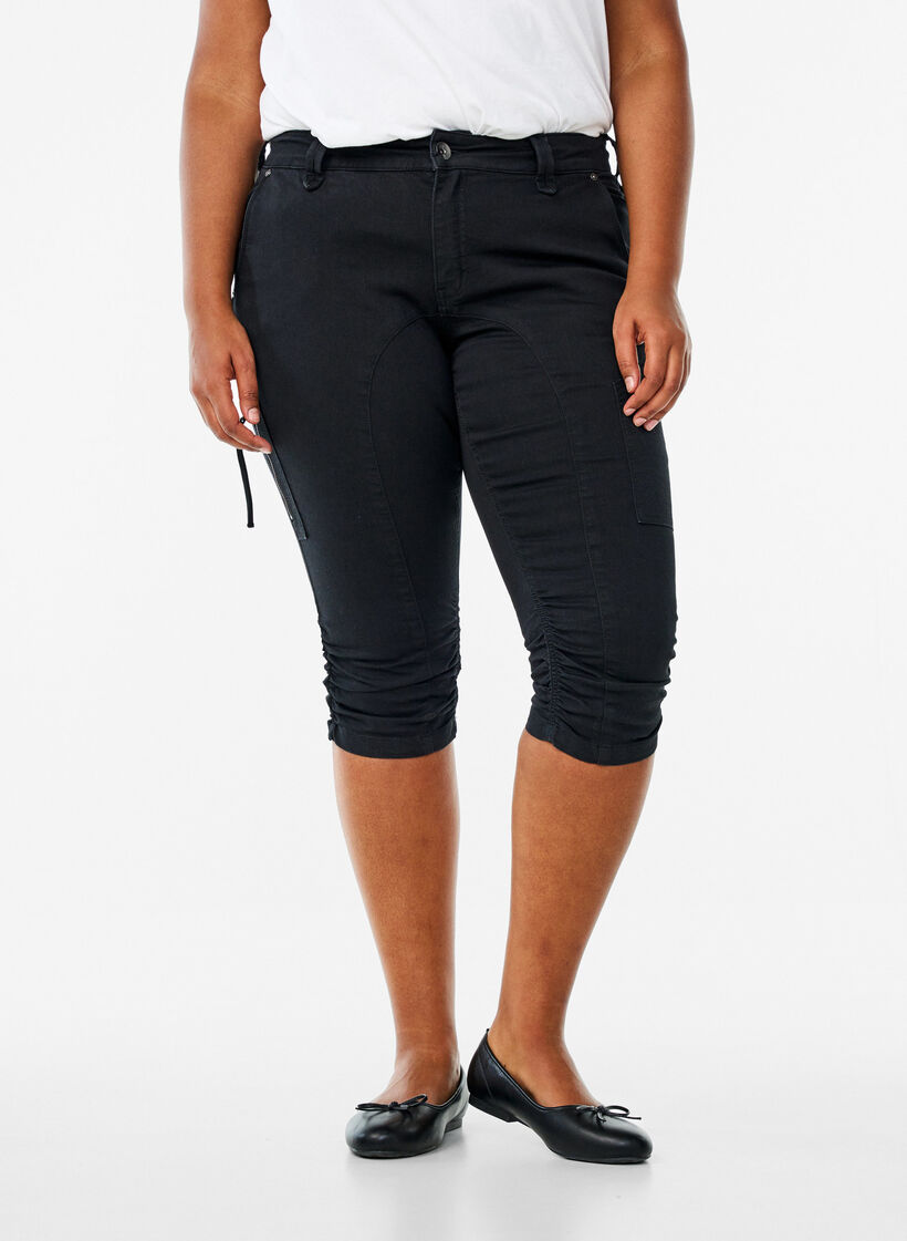 Jeansy capri o dopasowanym kroju z kieszeniami, Czarne, Model image number 1