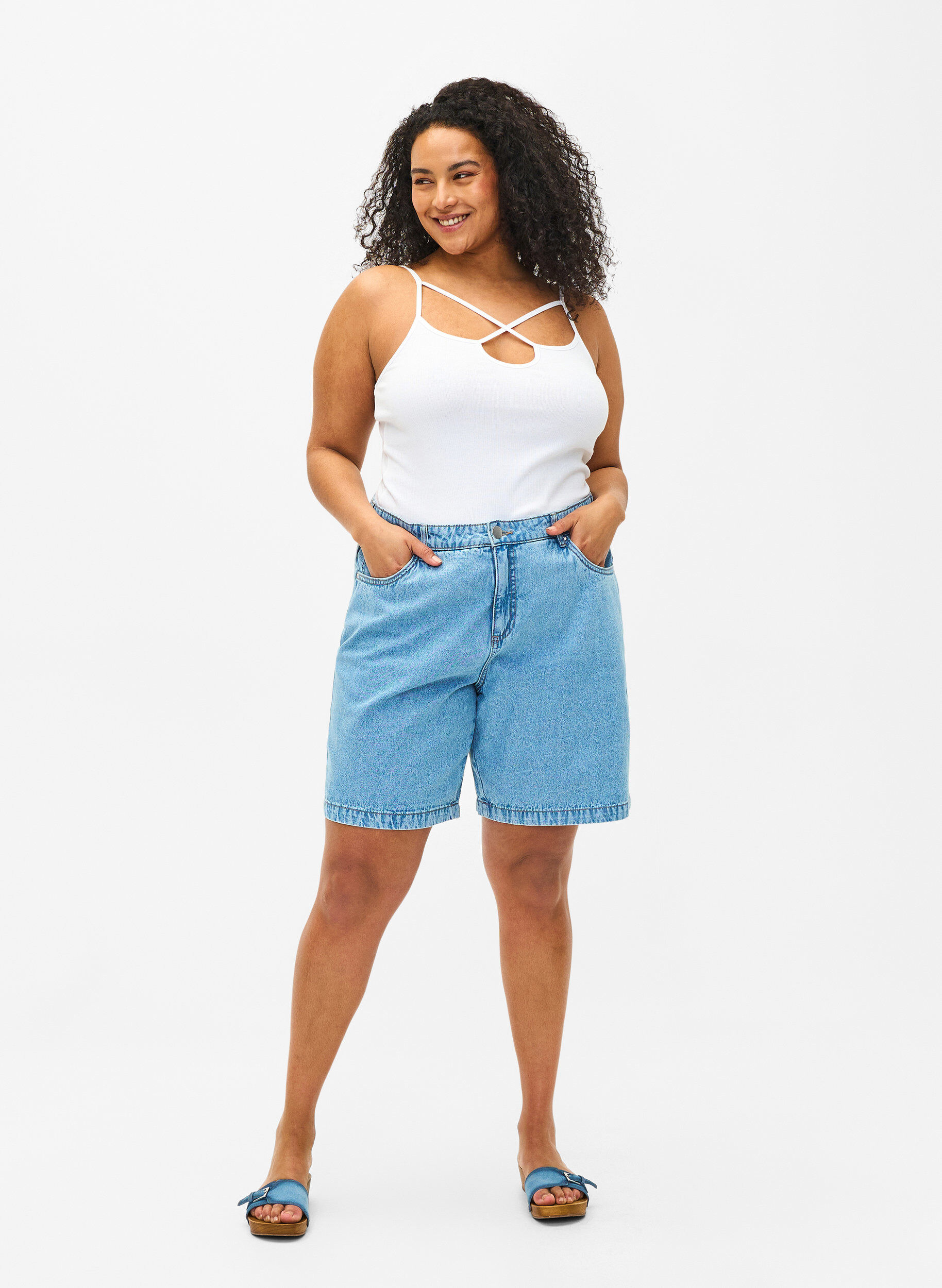 Zizzi Top z&nbsp;bawelny organicznej ze&nbsp;skrzyzowanymi paskami, Bright White, Model image number 2