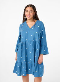 Miekka bawelniana sukienka z haftowanymi kwiatami, Blue Horizon Daisy, Model