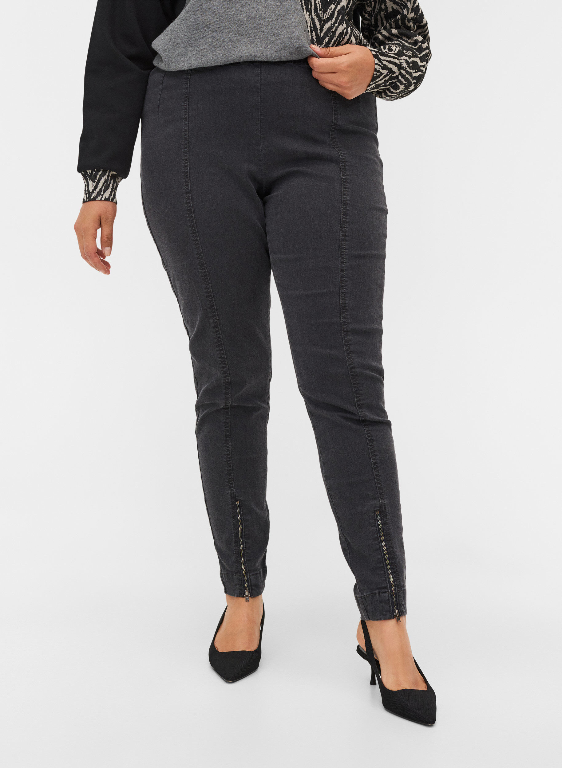 Zizzi Jeggings with zip detail, Grey Wash, Model image number 2