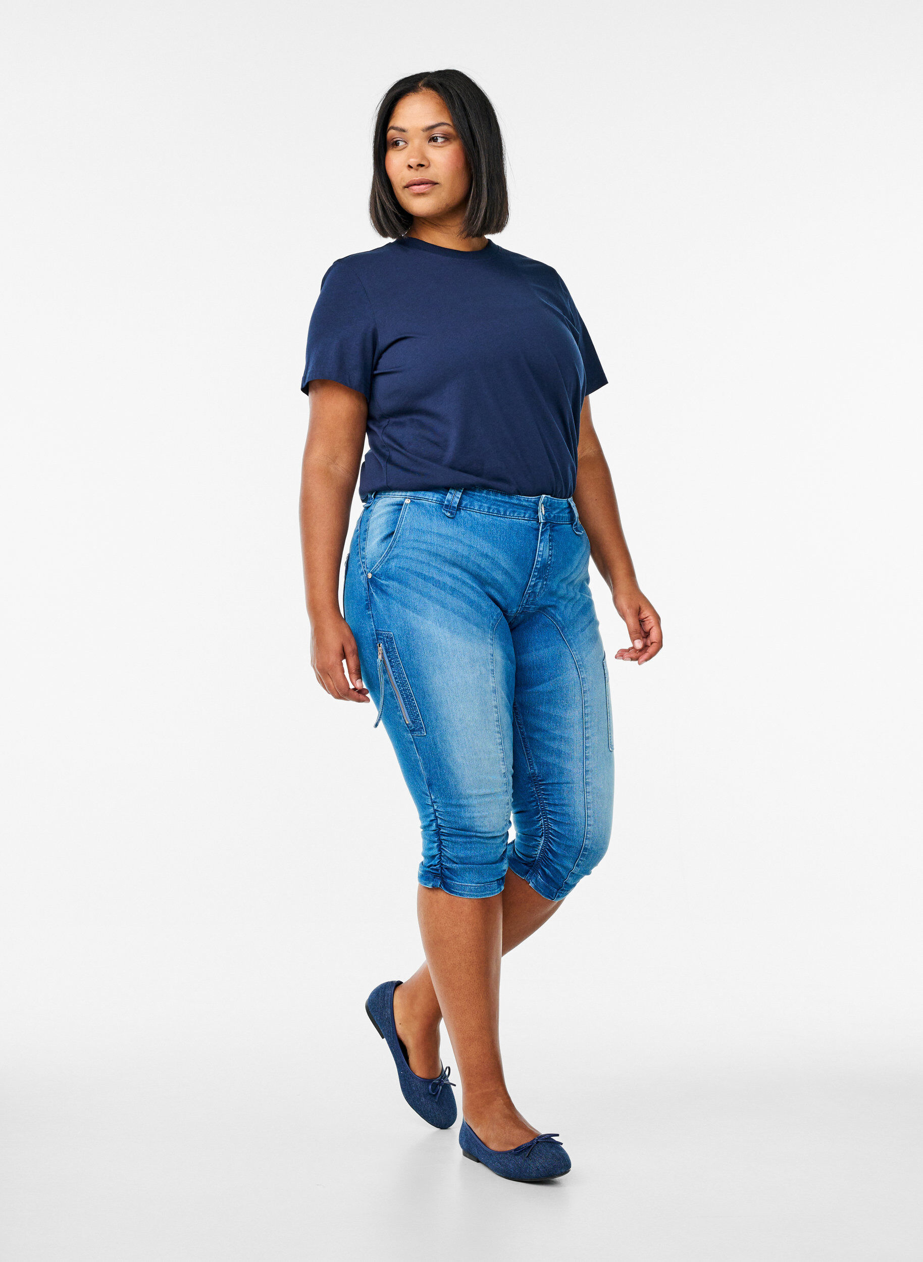 Jeansy capri o dopasowanym kroju z kieszeniami, Niebieskie, Model