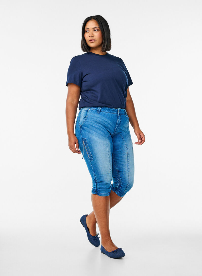 Jeansy capri o dopasowanym kroju z kieszeniami, Niebieskie, Model image number 0