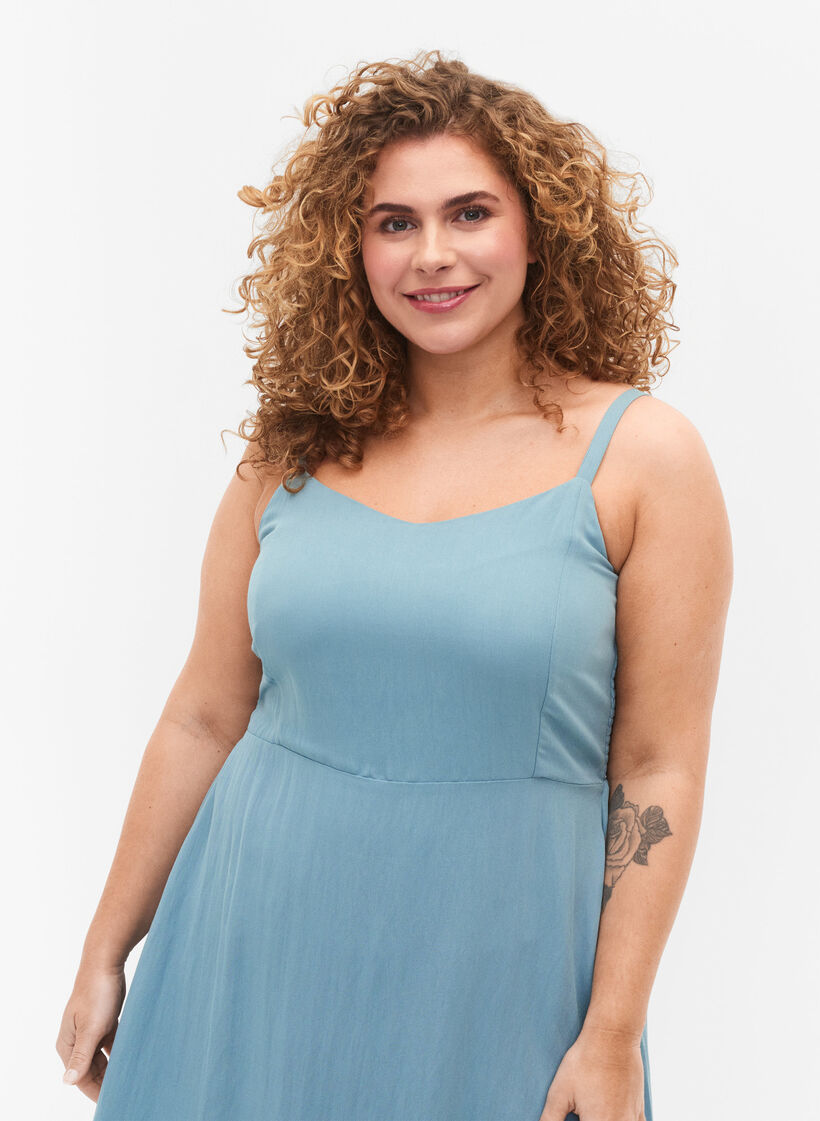 Jednokolorowa marszczona wiskozowa sukienka na ramiaczkach, Smoke Blue, Model image number 2