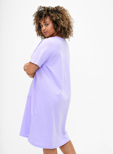 Koszula nocna z bawelny organicznej z dekoltem w szpic (GOTS), Lavender Decide, Model image number 1
