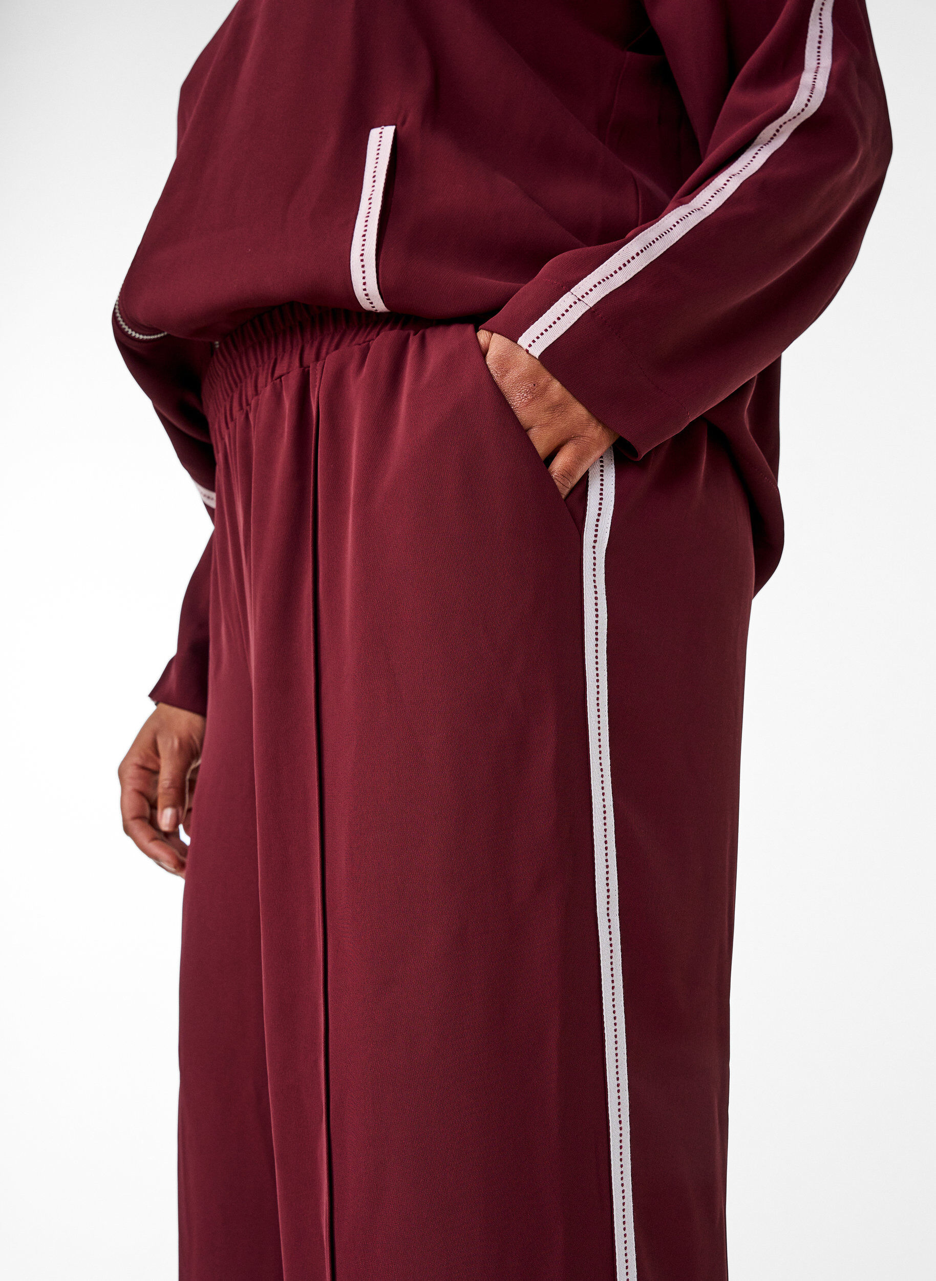 Zizzi Sportowe spodnie z prostymi nogawkami i lampasami, Ciemnobordowy, Model image number 3