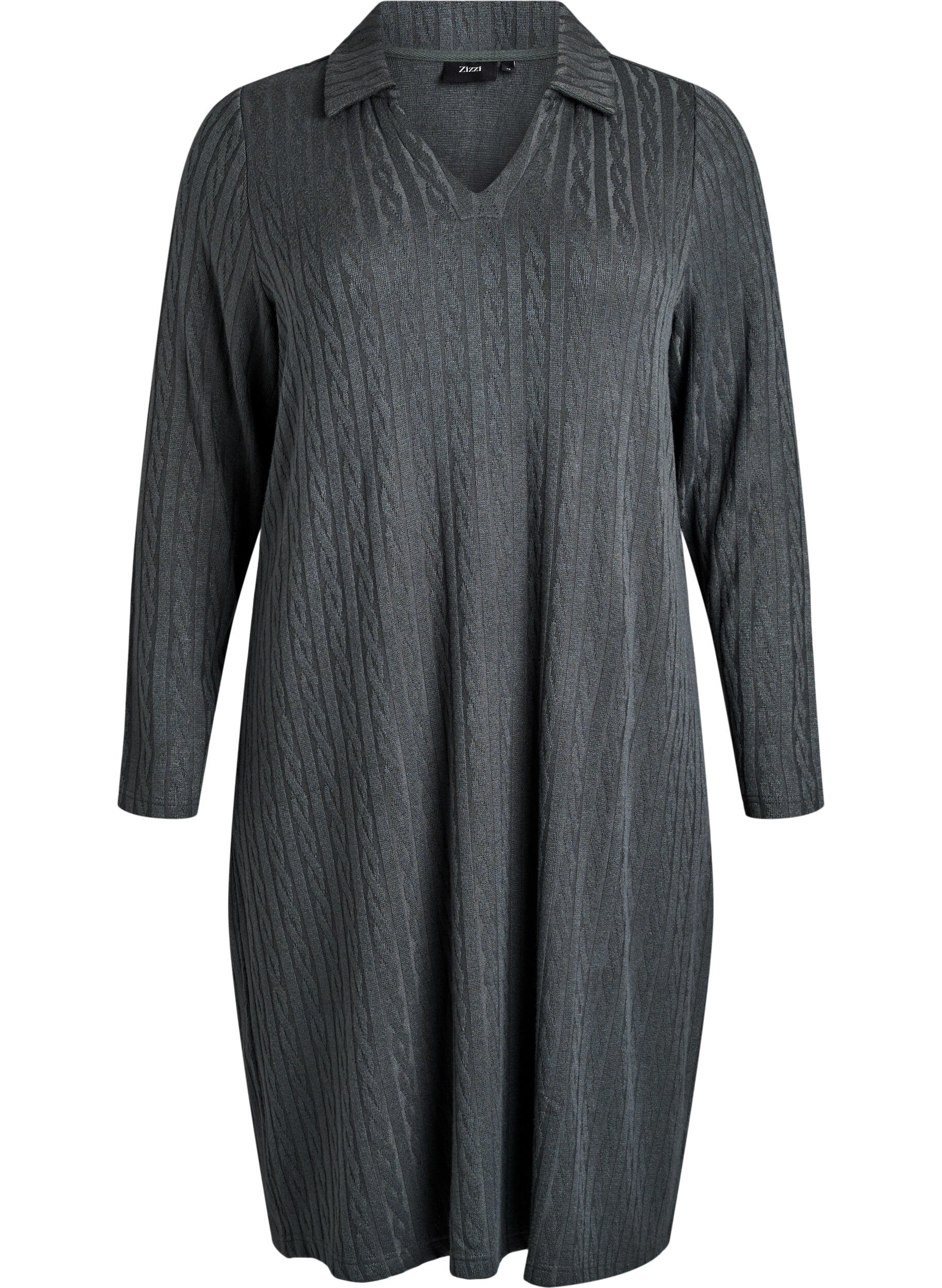 Sukienka z warkoczowa struktura i dekoltem w serek