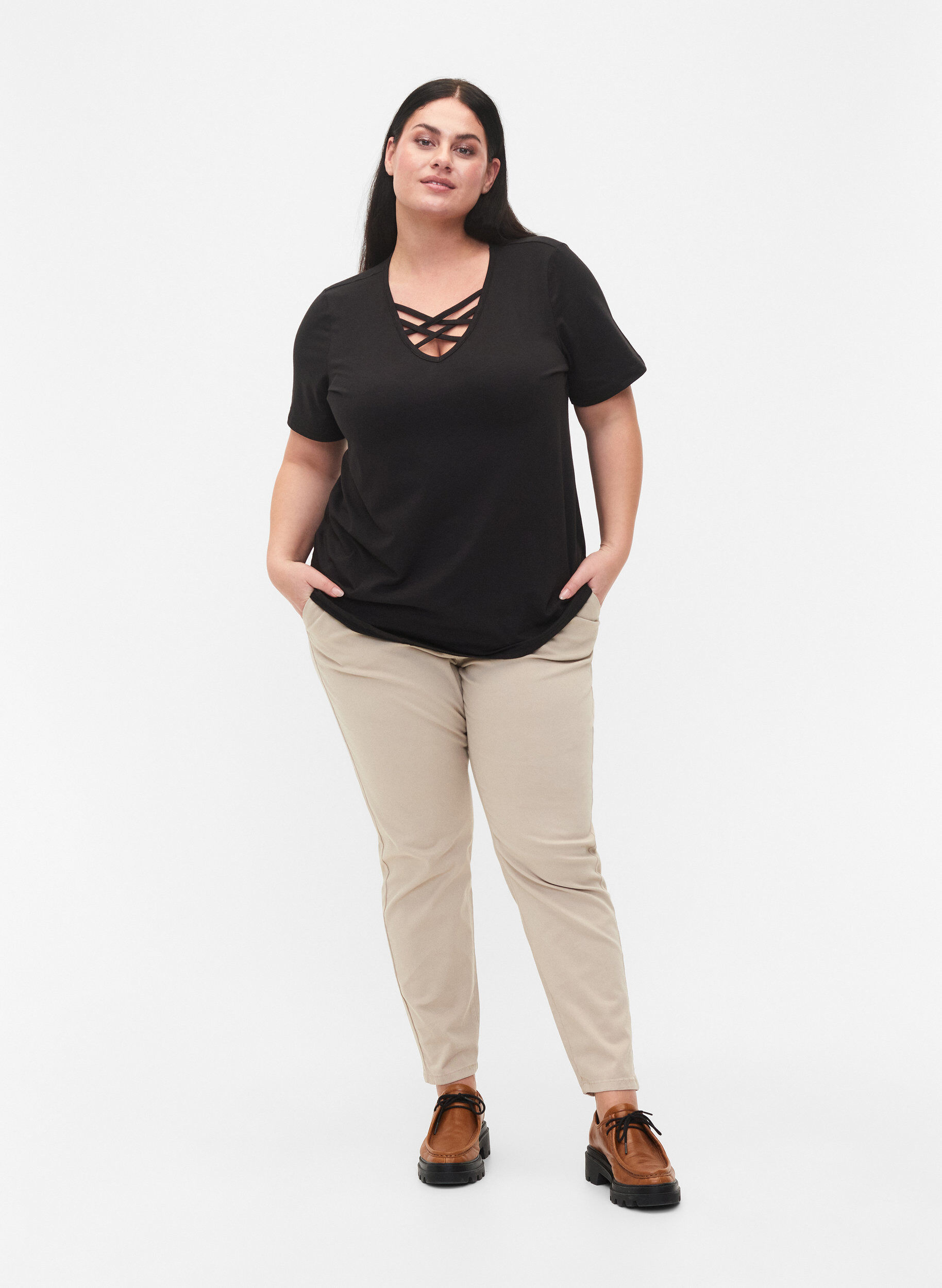 Zizzi Koszulka z dekoltem w szpic i detalem w ksztalcie krzyza, Black, Model image number 2