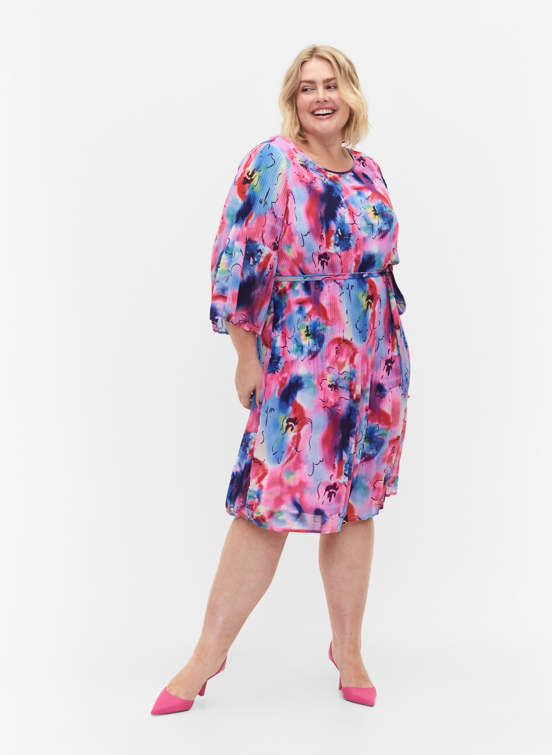 Zizzi Wzorzysta plisowana sukienka z wiazaniem, Lavender Space AOP, Model image number 3