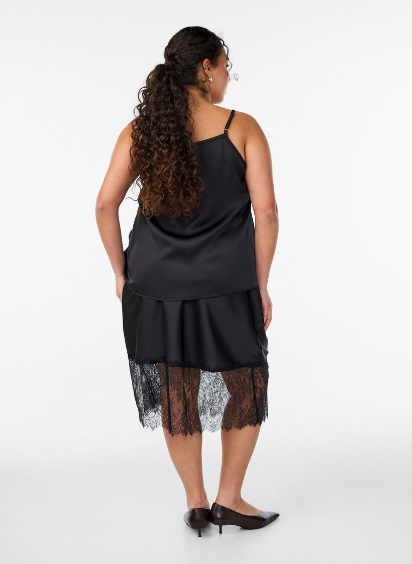 Sp&oacute;dnica w stylu satynowym z koronkowym wykonczeniem, Czarne, Model image number 1