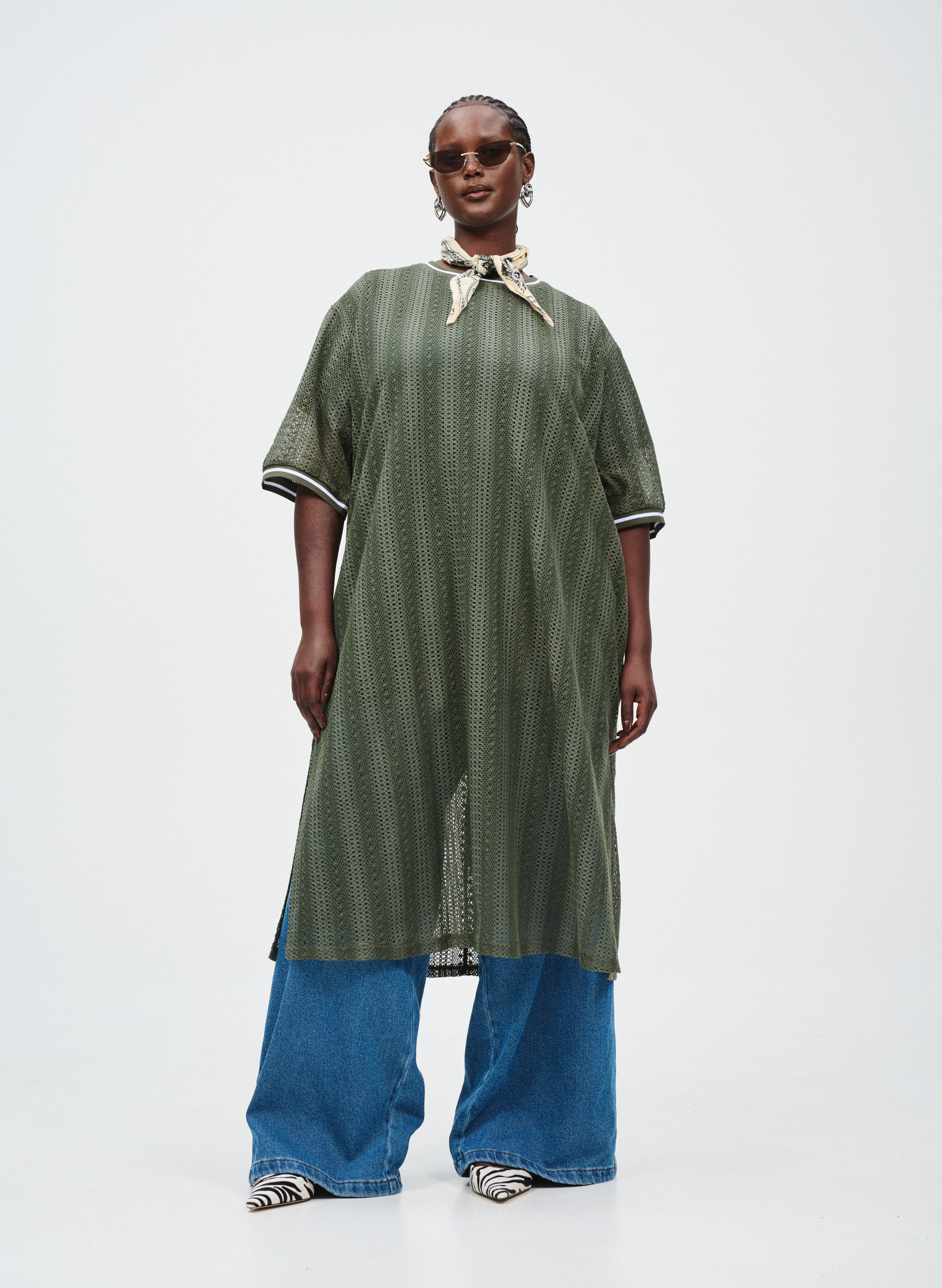 Sukienka z koronkowym wzorem, , Model