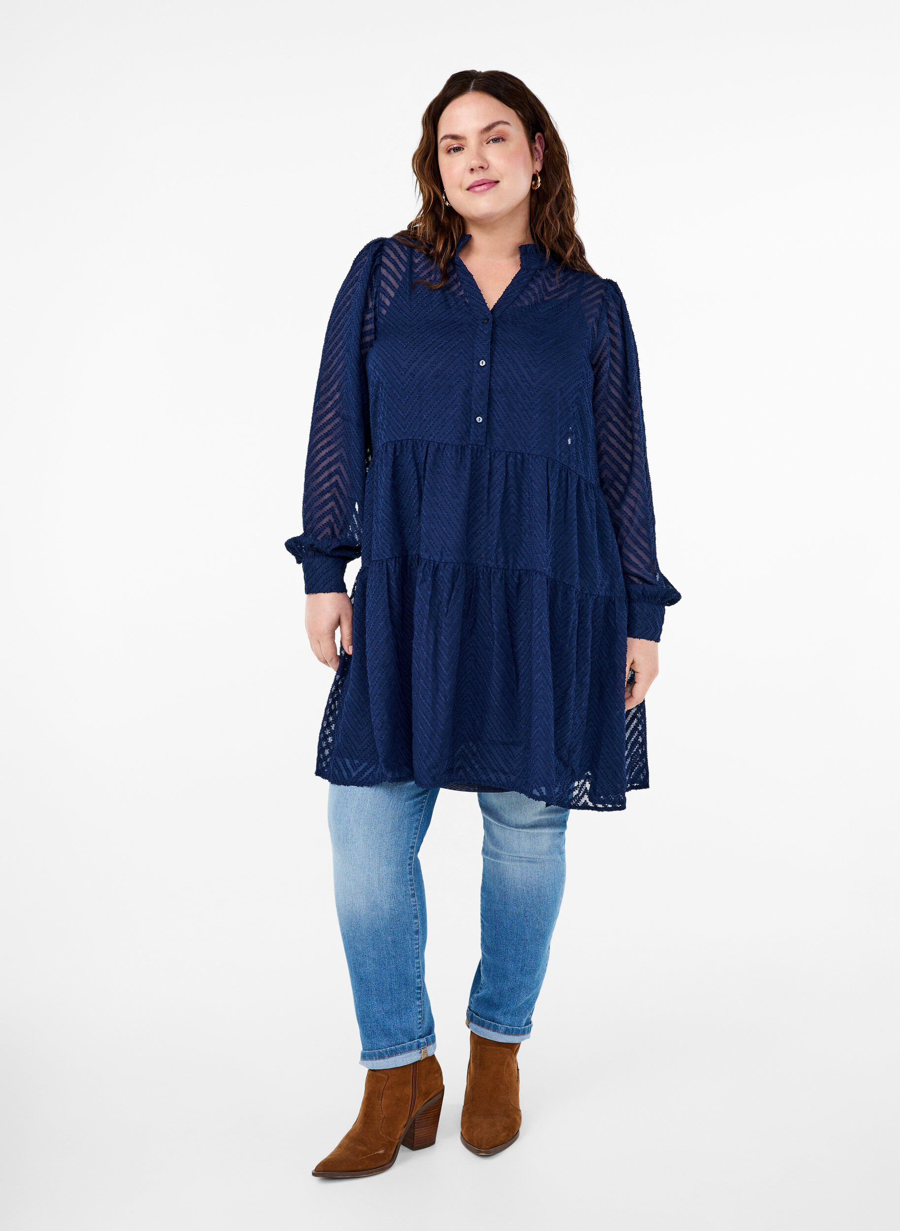 Zizzi Kr&oacute;tka sukienka z faktura i falbaniastym kolnierzykiem, Navy Blazer, Model image number 2