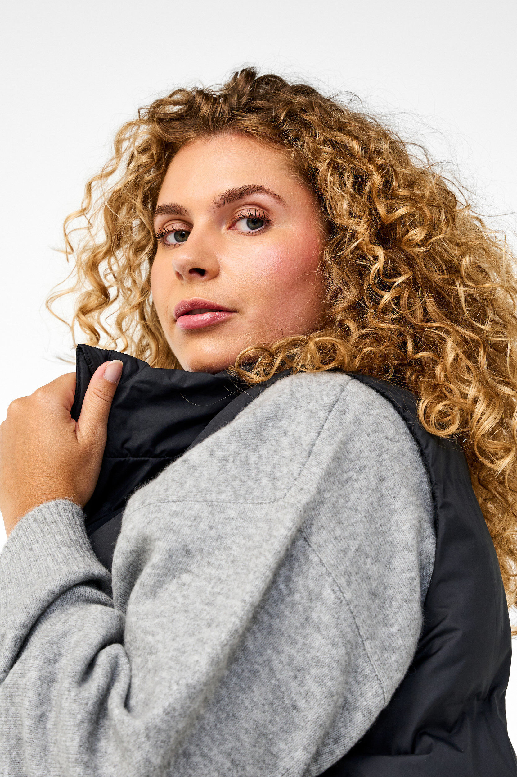 Zizzi Dluga kamizelka z kieszeniami i dwukierunkowym zamkiem, Czarne, Model image number 4