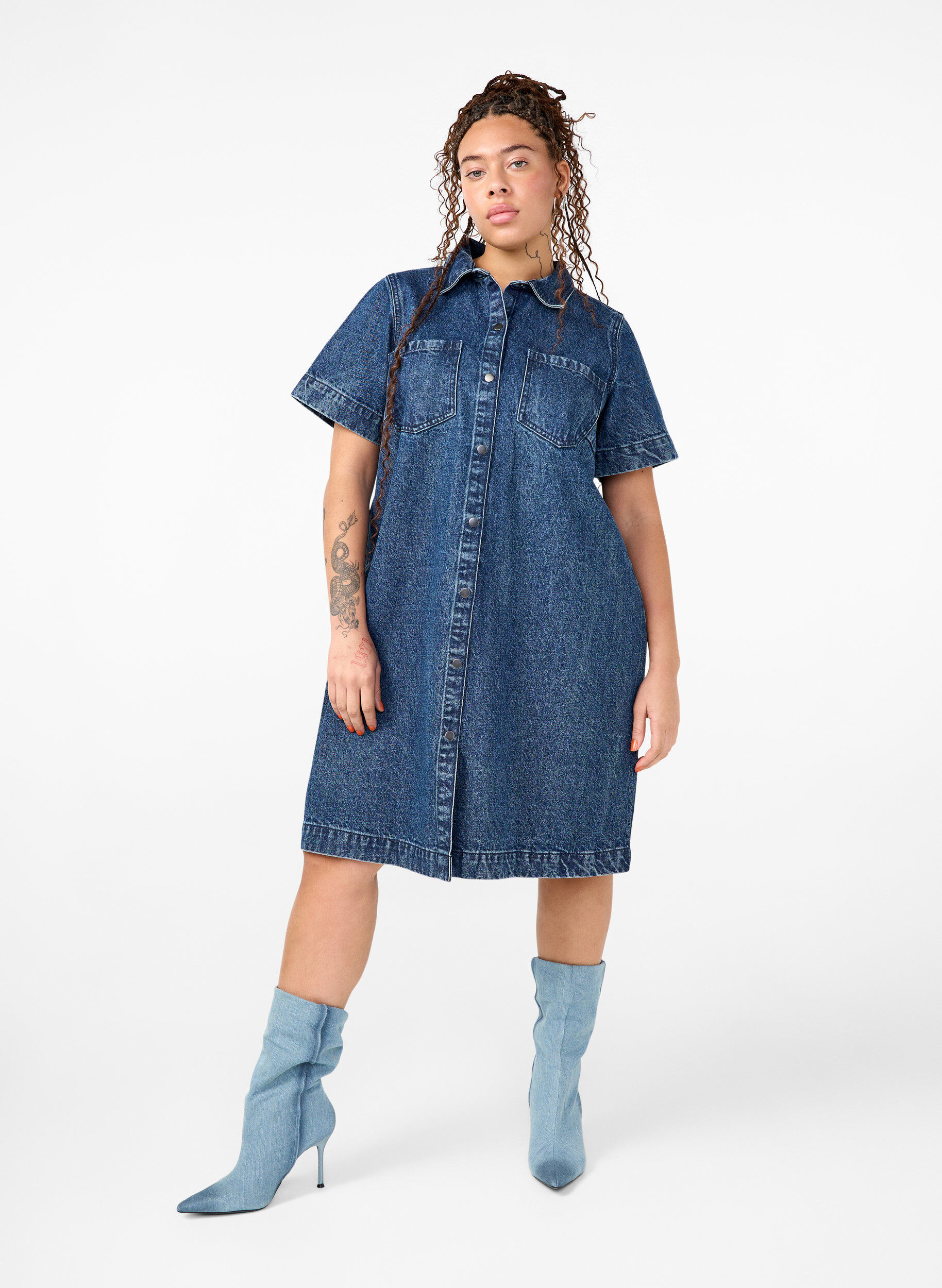 Zizzi Dluga dzinsowa koszula z kr&oacute;tkimi rekawami, Blue Denim, Model image number 2