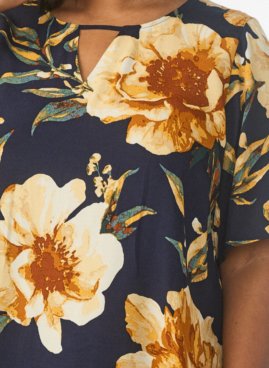 Zizzi Wiskozowa bluzka z kr&oacute;tkim rekawem i nadrukiem, Niebieskie, Model image number 3