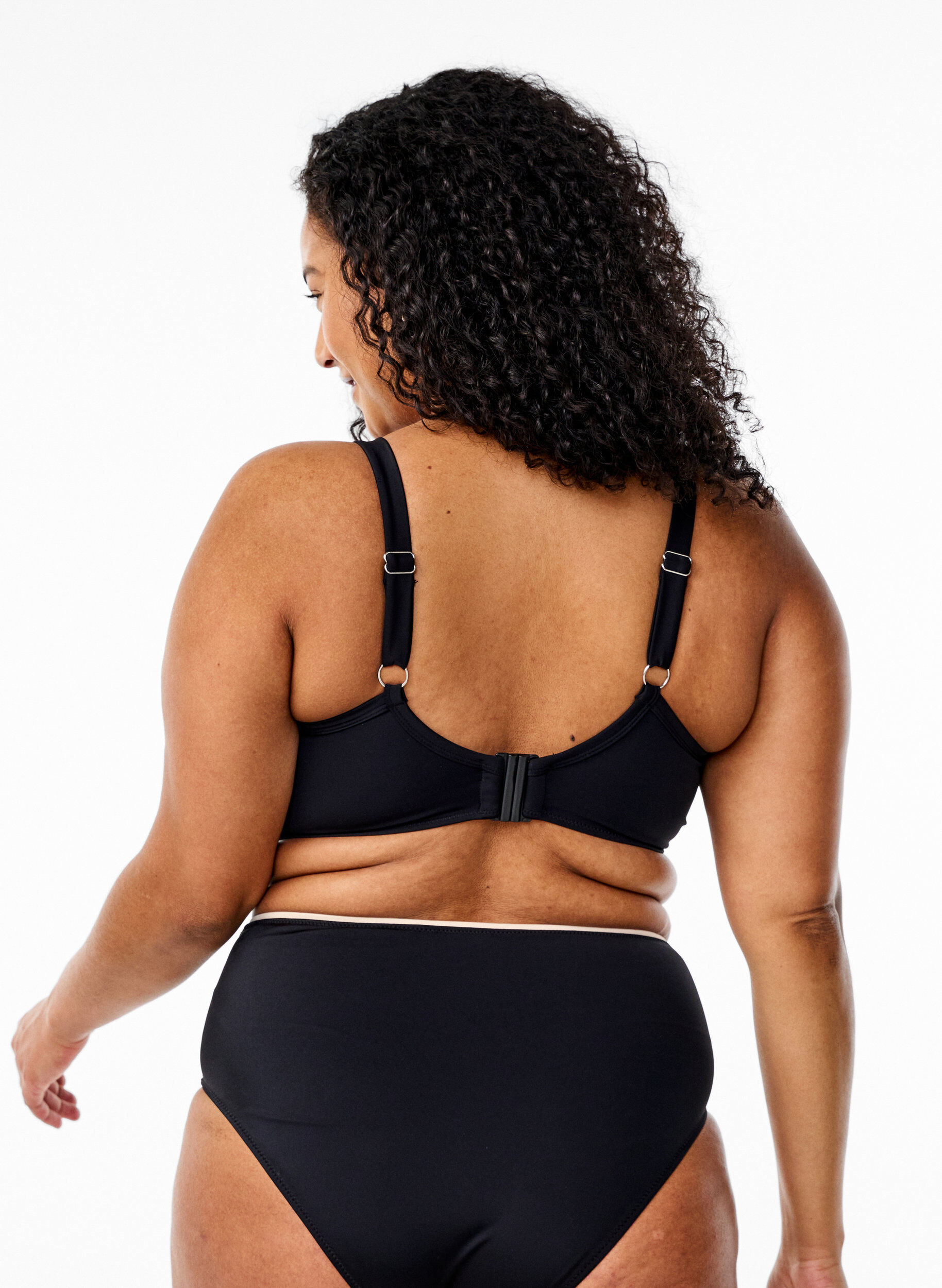 Zizzi G&oacute;ra od bikini z marszczeniami i kontrastowymi detalami, Czarne, Model image number 1