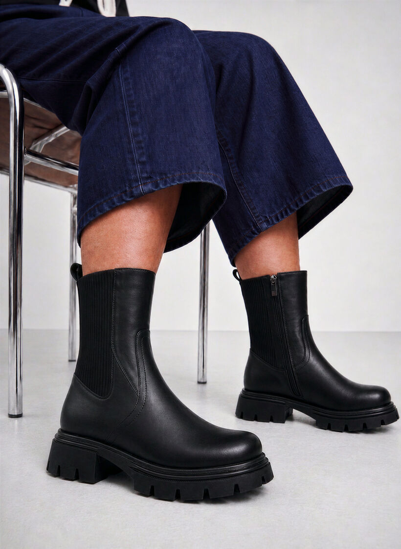 Buty Chelsea z grubejsza podeszwa i lam&oacute;wkami z ryflowanej gumy, Czarne, Image image number 0