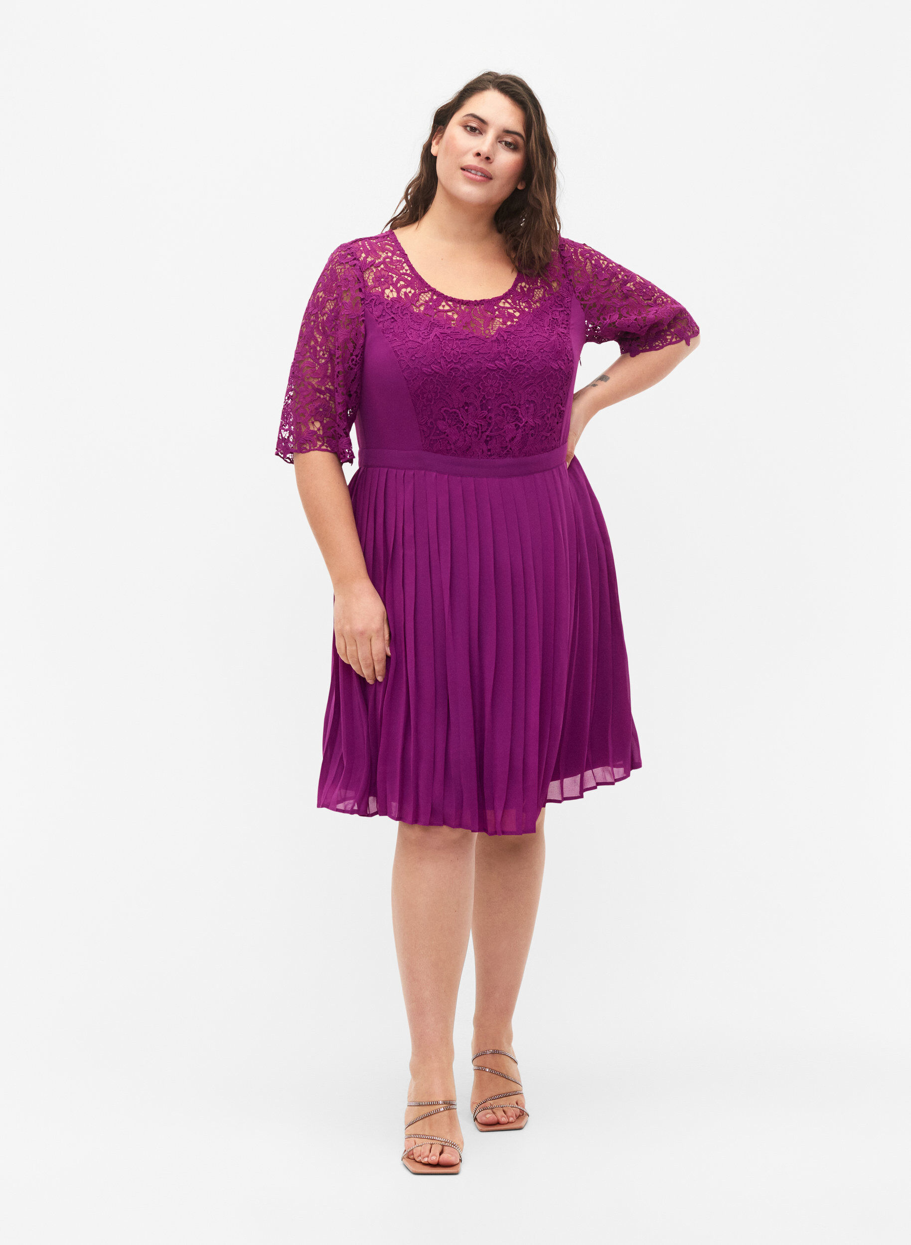 Zizzi Short sleeve dress with lace top, Grape Juice, Model image number 3