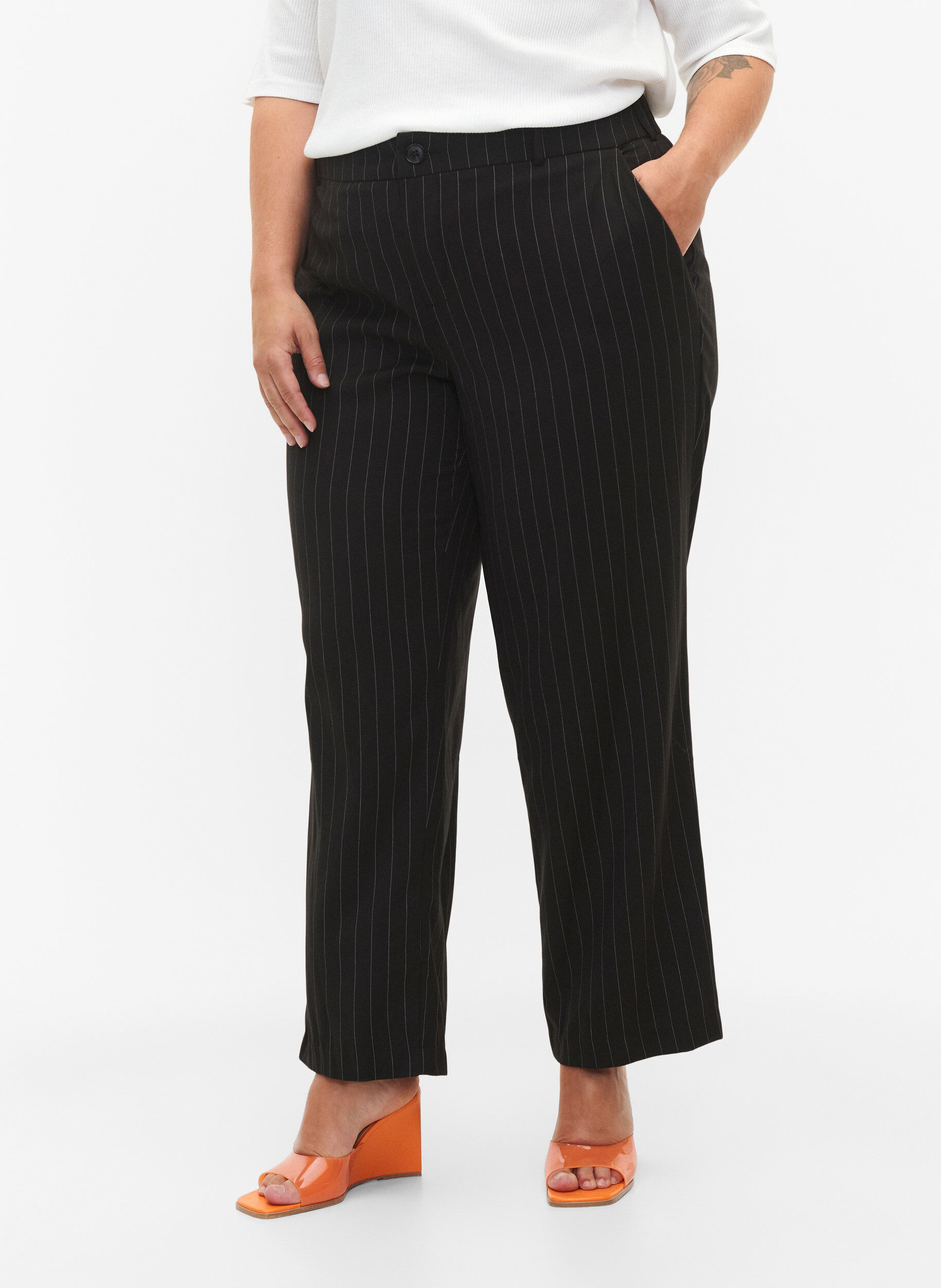 Zizzi Spodnie w prazki, Black W. Pinstripe, Model image number 2