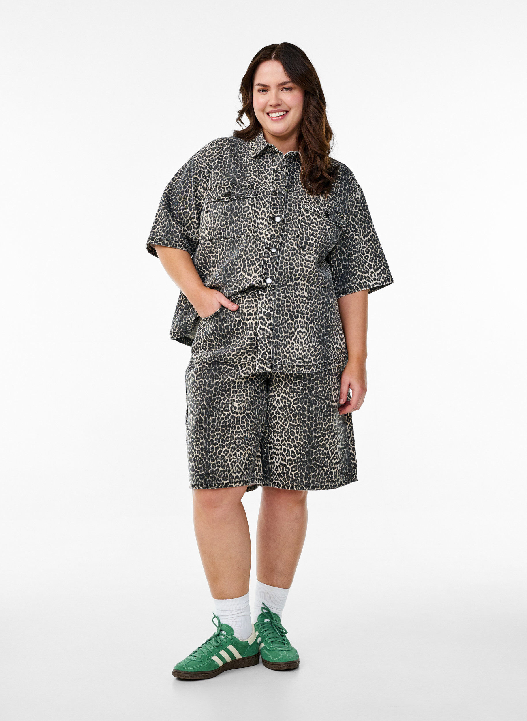 Zizzi Dzinsowa koszula w panterke z kr&oacute;tkim rekawem, Leopard, Model image number 2