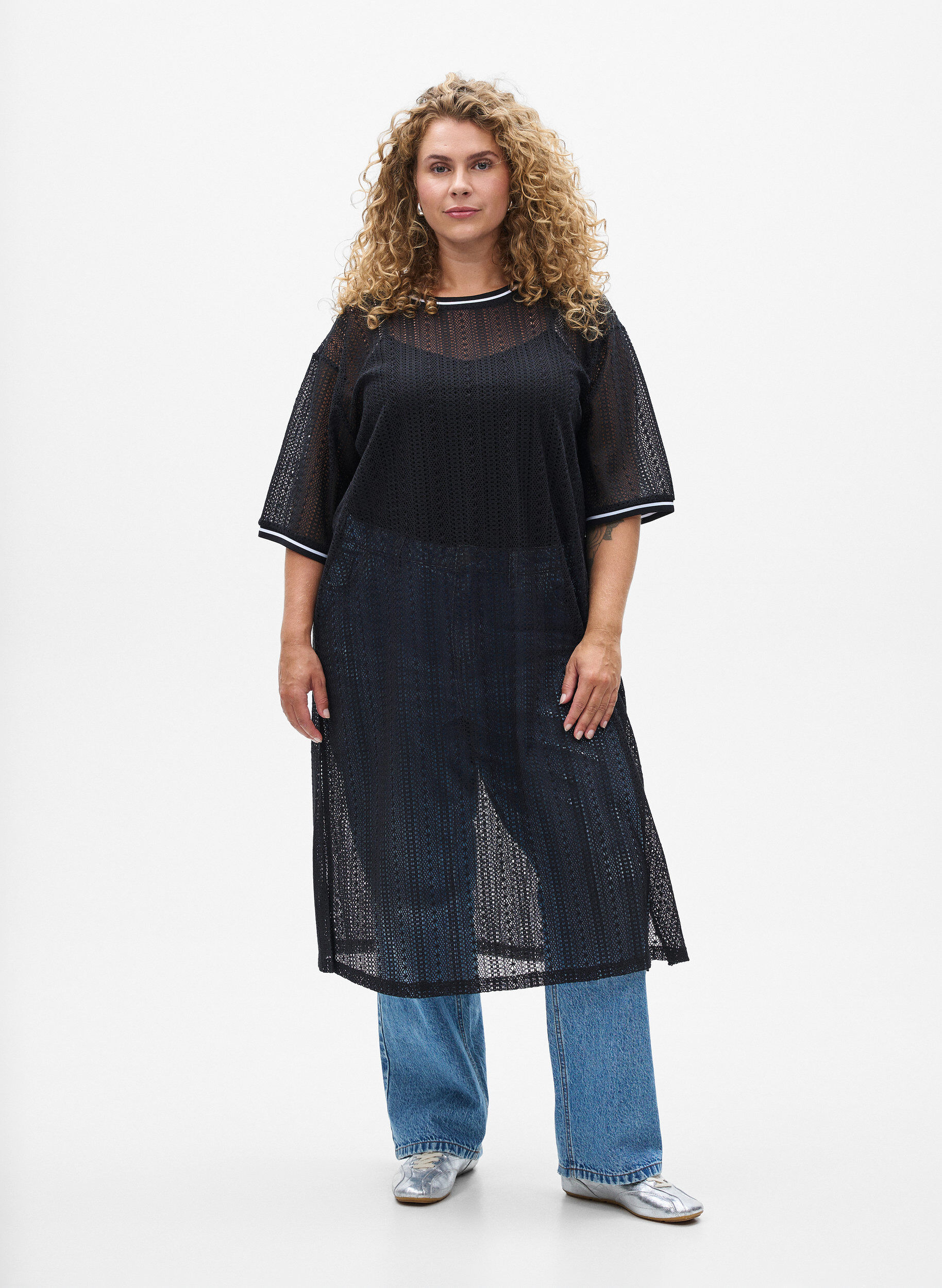 Sukienka midi z azurowym wzorem i kr&oacute;tkimi rekawami, Czarne, Model