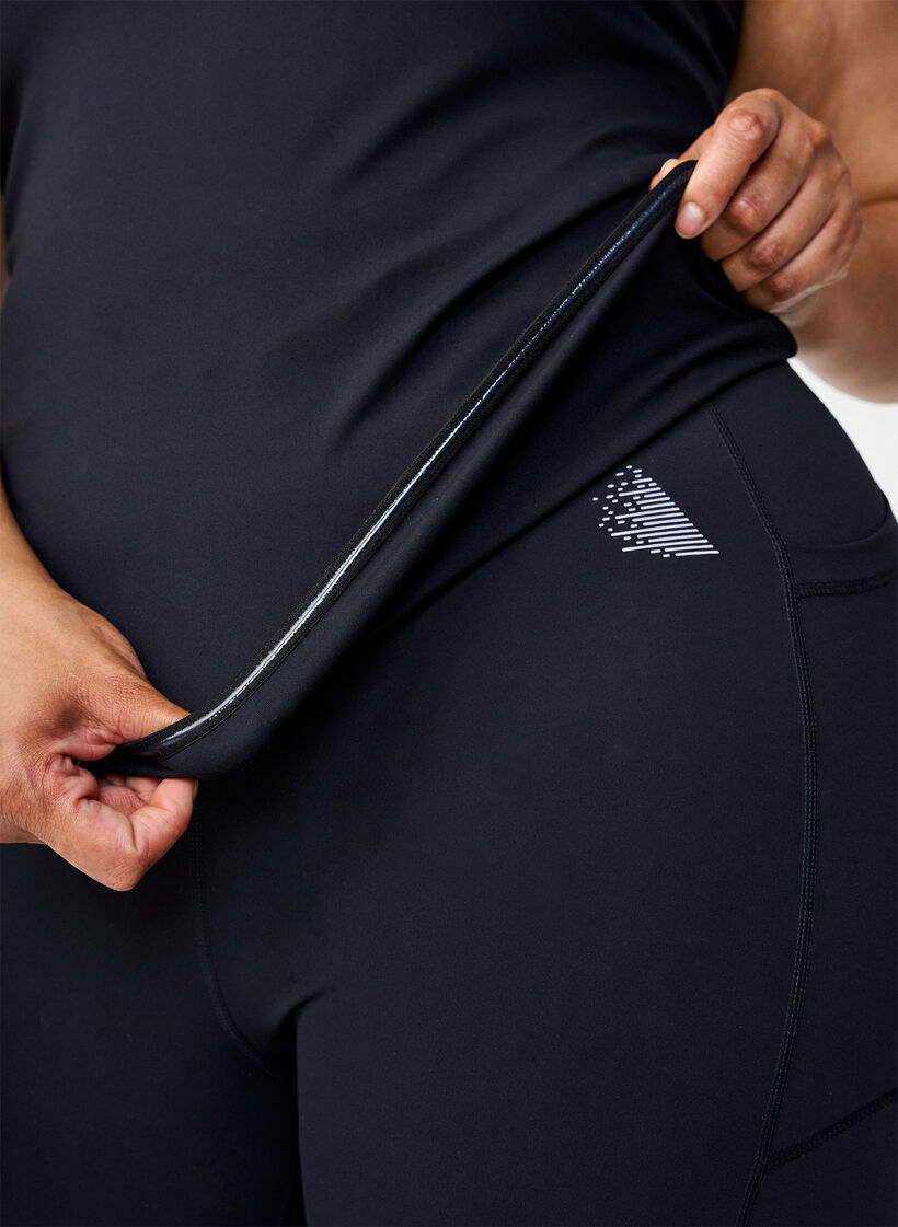 Dopasowany top treningowy z wewnetrznym silikonowym brzegiem, Black, Model image number 2