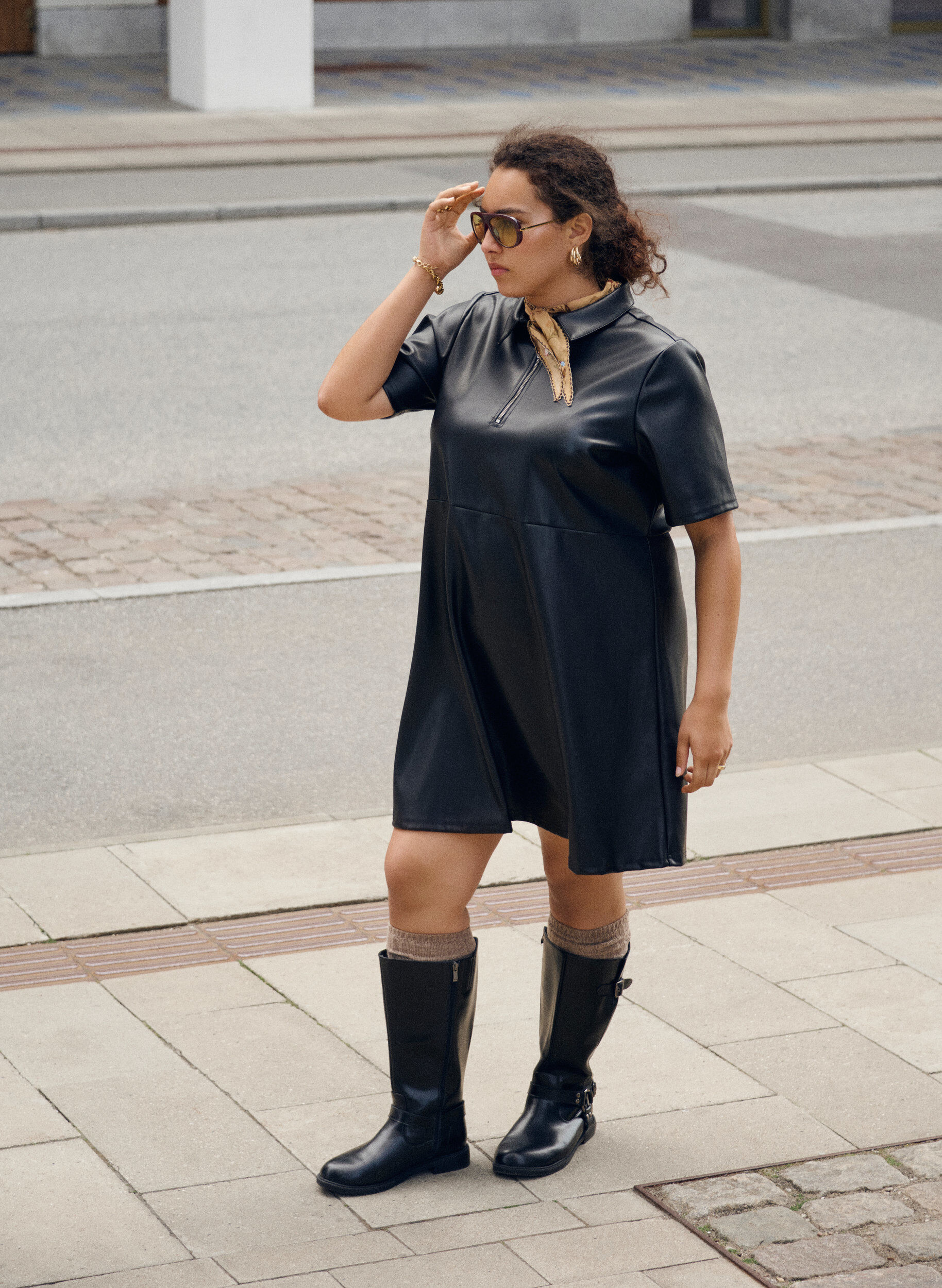 Zizzi Kr&oacute;tka sukienka ze sztucznej sk&oacute;ry o kroju litery A, Czarne, Image image number 0