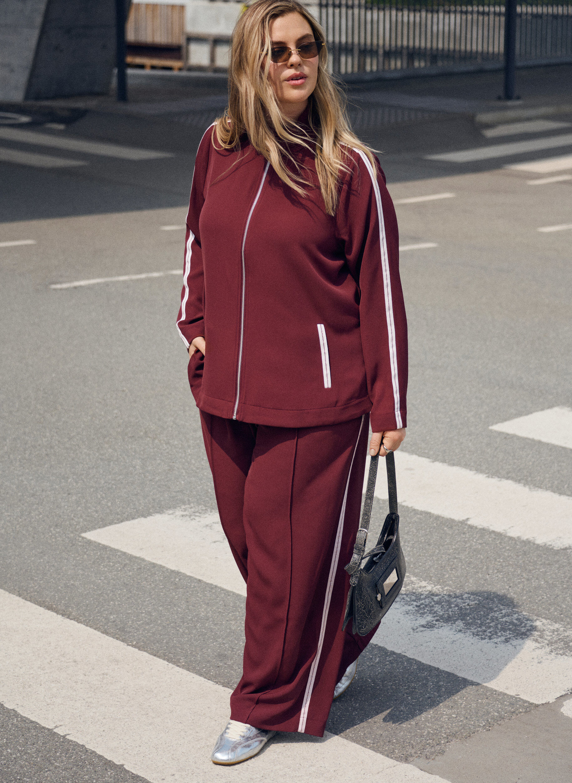 Zizzi Kurtka dresowa ze sportowymi detalami i zamkiem blyskawicznym, Ciemnobordowy, Image image number 0