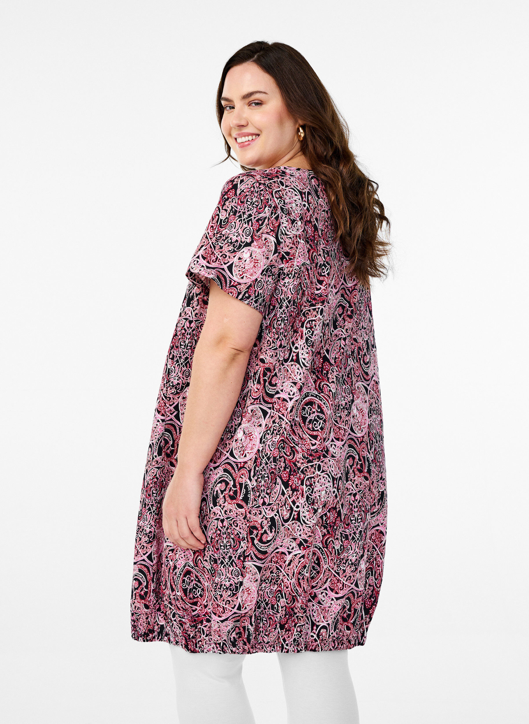 Zizzi Bawelniana sukienka z nadrukiem i kr&oacute;tkimi rekawami, Czarne, Model image number 2