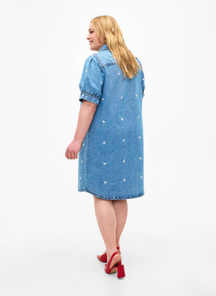 Jeansowa sukienka z haftowanymi sercami, Light blue denim, Model image number 1