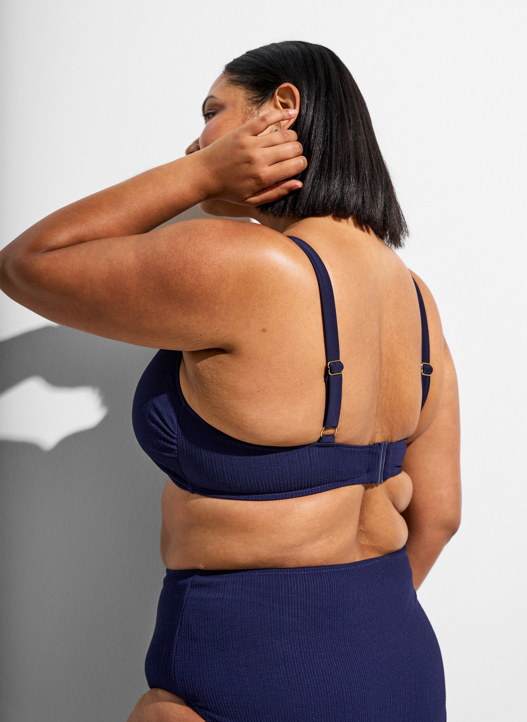 Zizzi Koszulka bikini z faktura i zlotym detalem, Niebieskie, Model image number 1