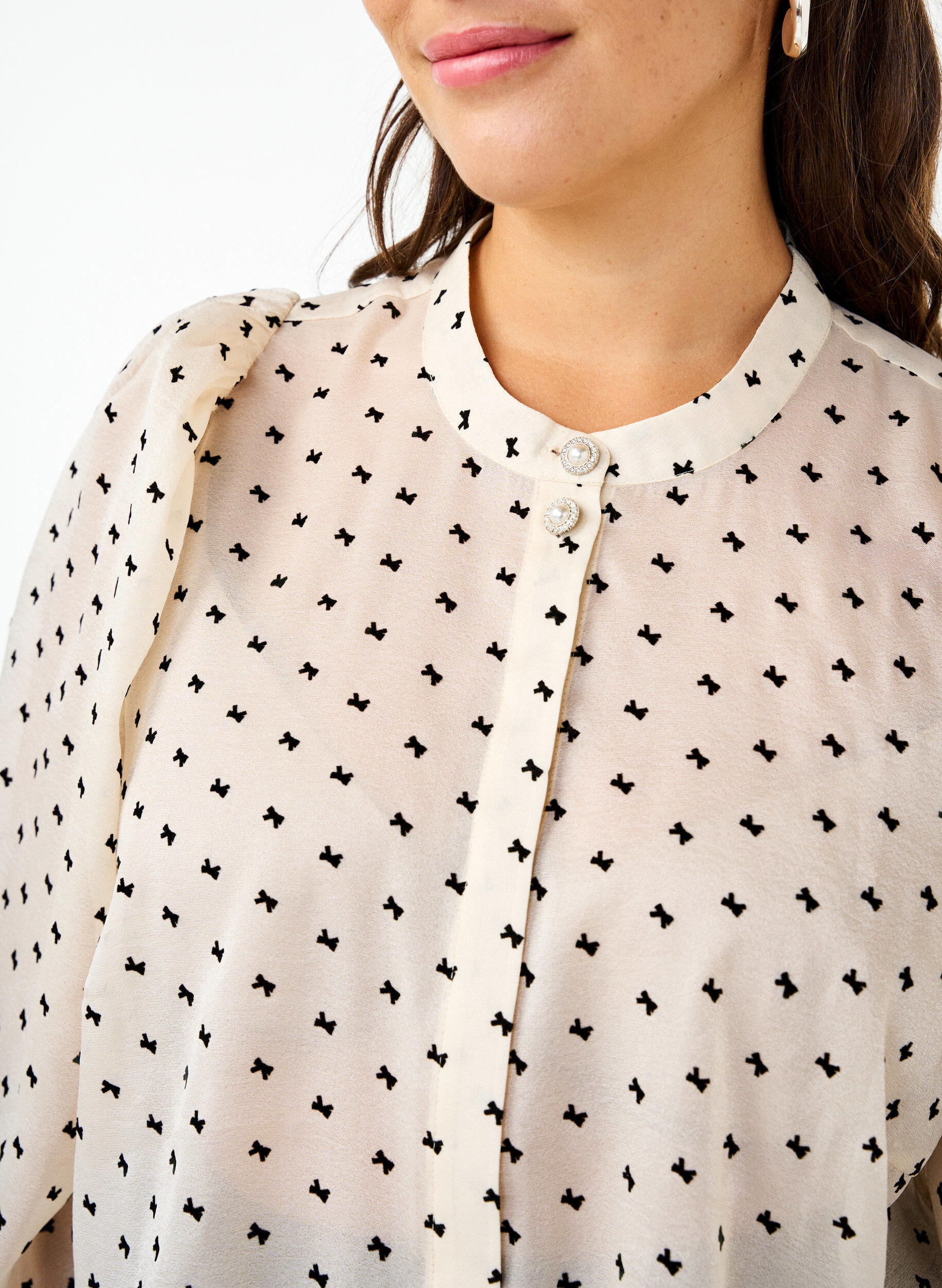 Zizzi Bluzka z baskinka i kokardkami, Ecru w Bow, Model image number 2