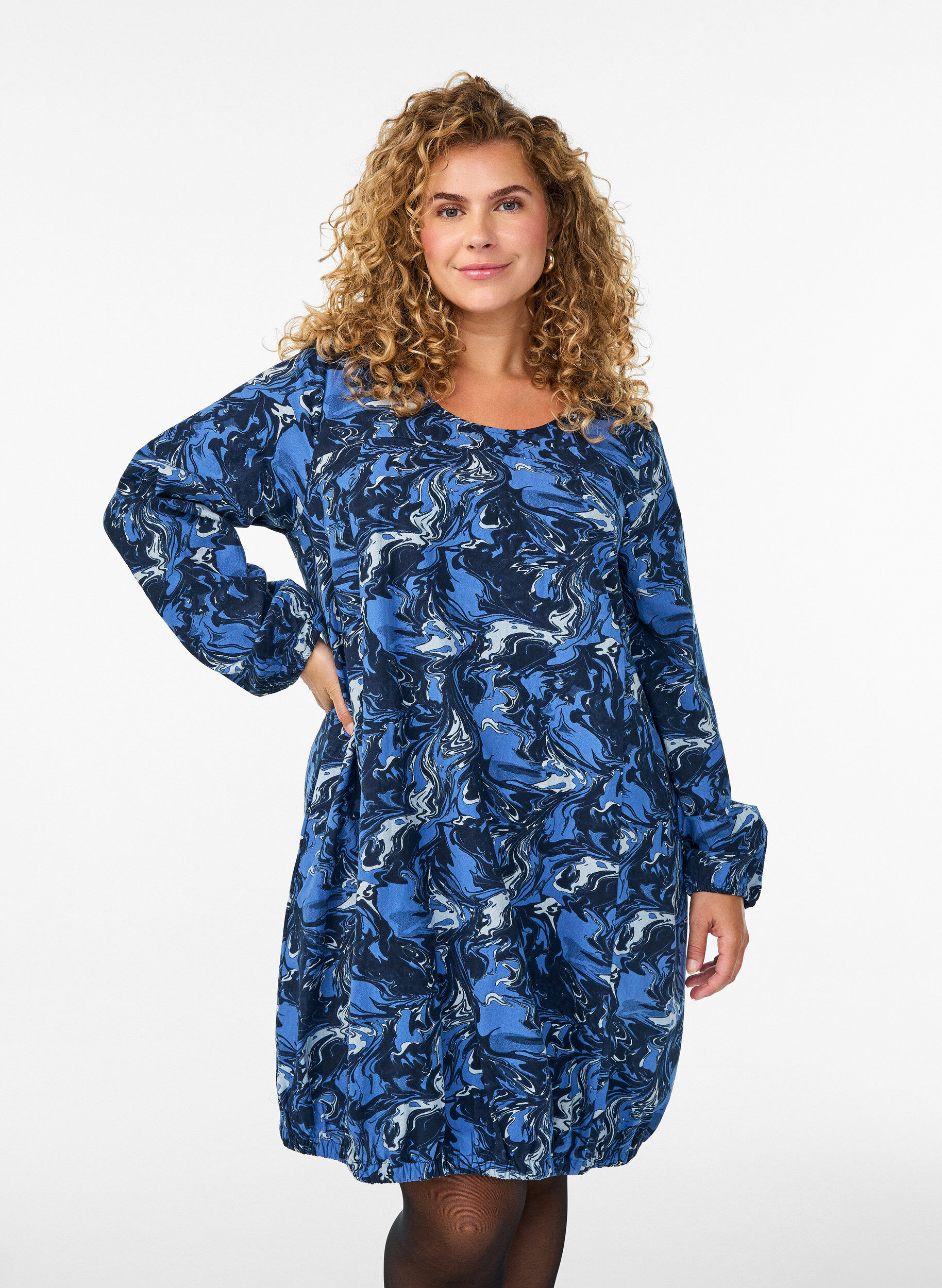 ZizziKr&oacute;tka bawelniana sukienka z elastycznym brzegiem i dlugimi rekawami, Niebieskie, Model image number 0