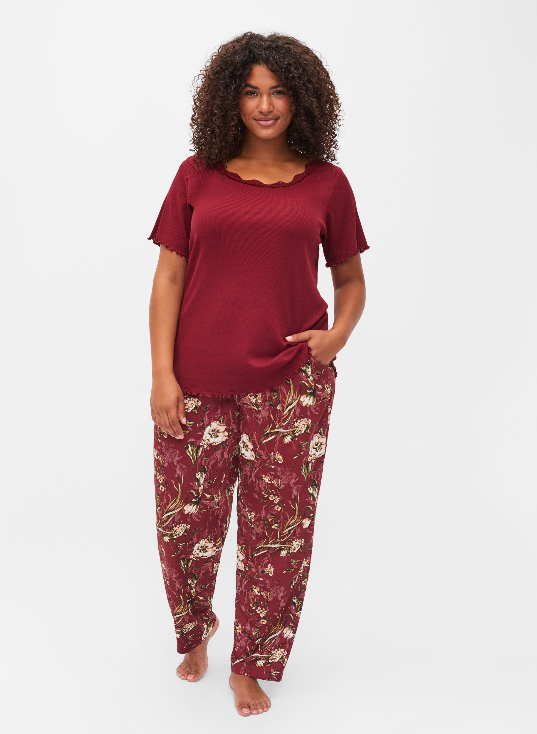 Zizzi Top od pizamy z kr&oacute;tkim rekawem i koronkowym wykonczeniem, Cabernet, Model image number 2