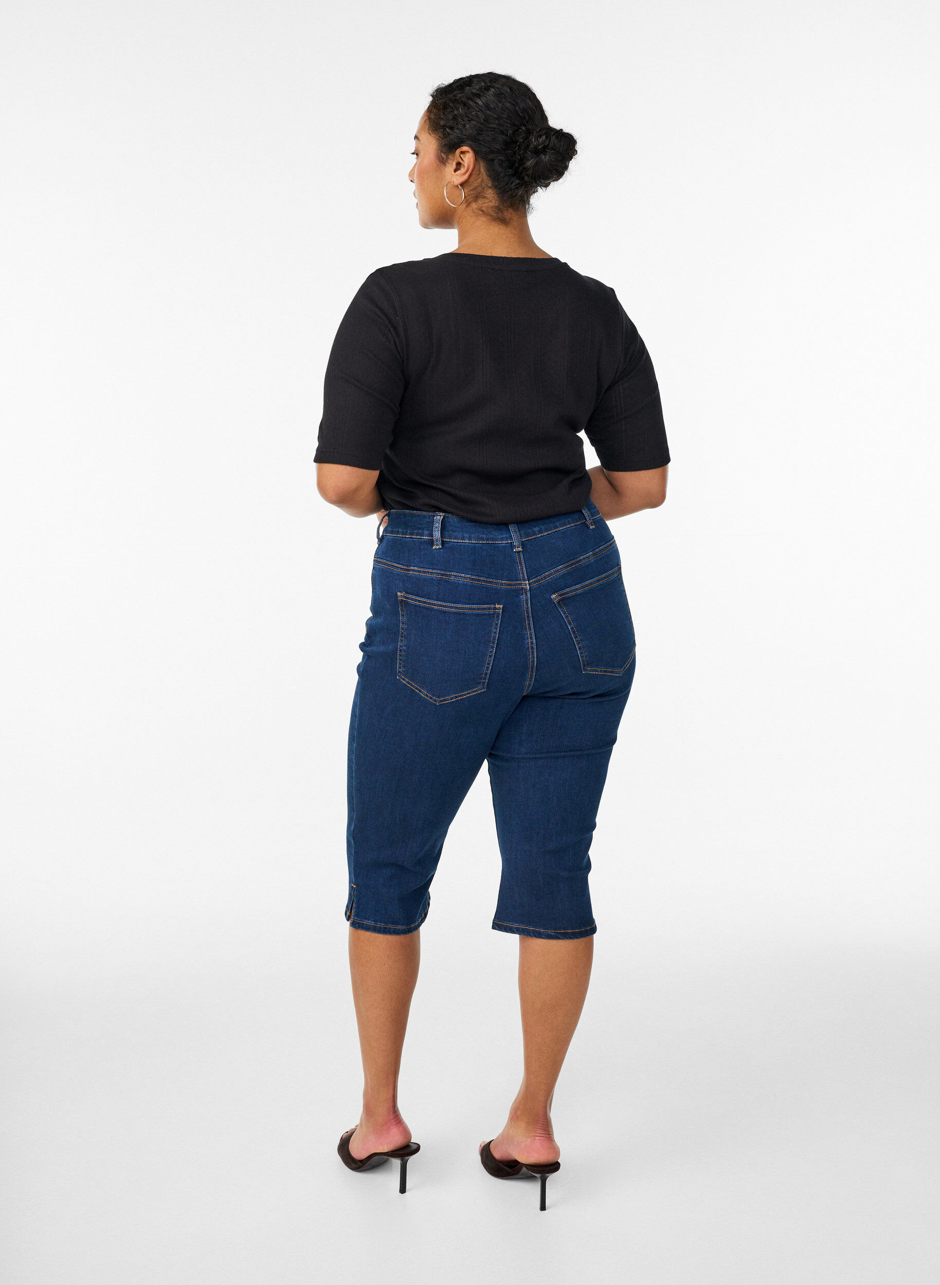 Zizzi Spodnie capri ze sciagaczem w talii, slim fit, ze stretchowego denimu, Niebieskie, Model image number 1