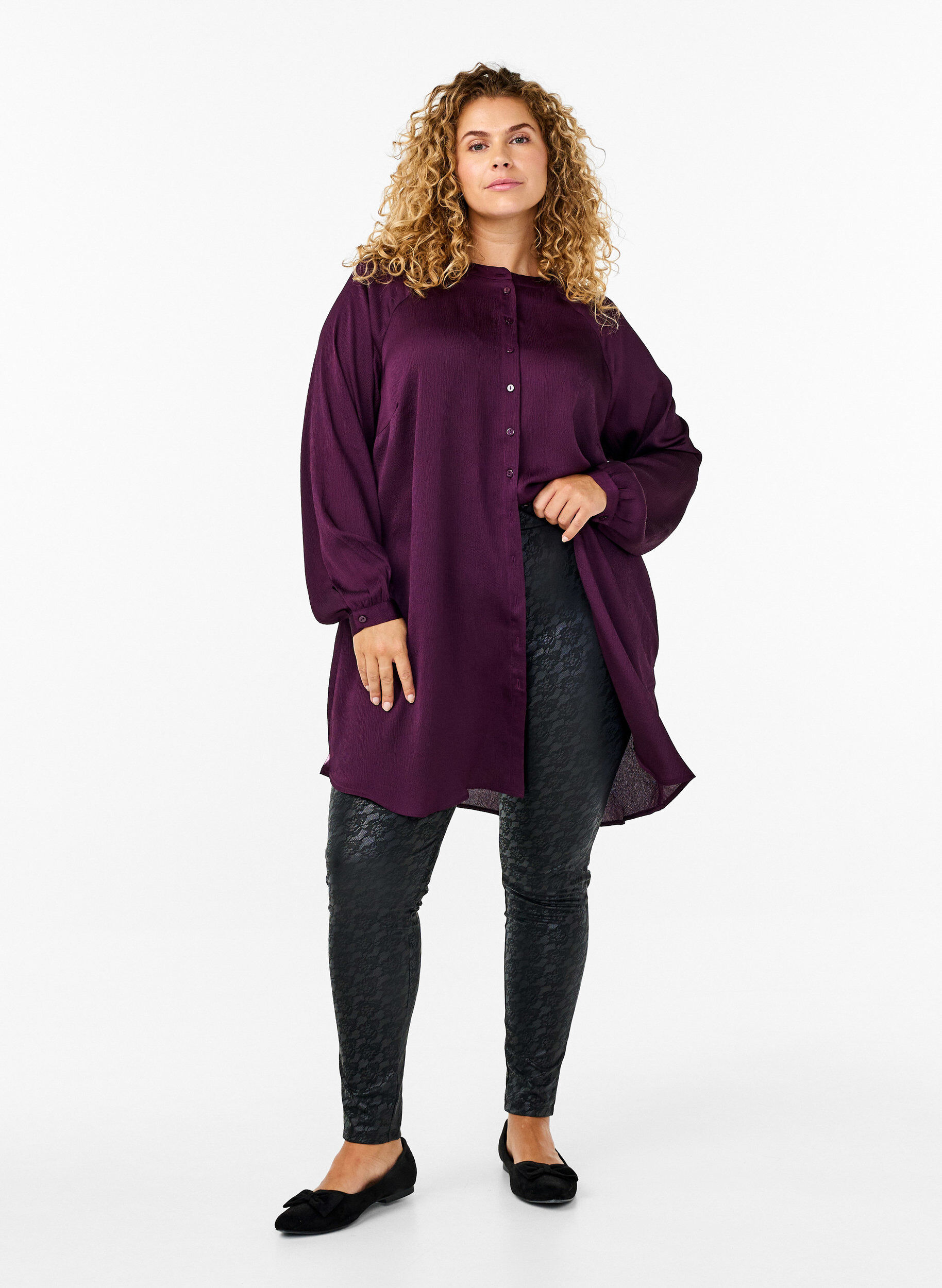 Zizzi Legginsy ze sztucznej sk&oacute;ry z koronkowa faktura, Czarne, Model image number 1