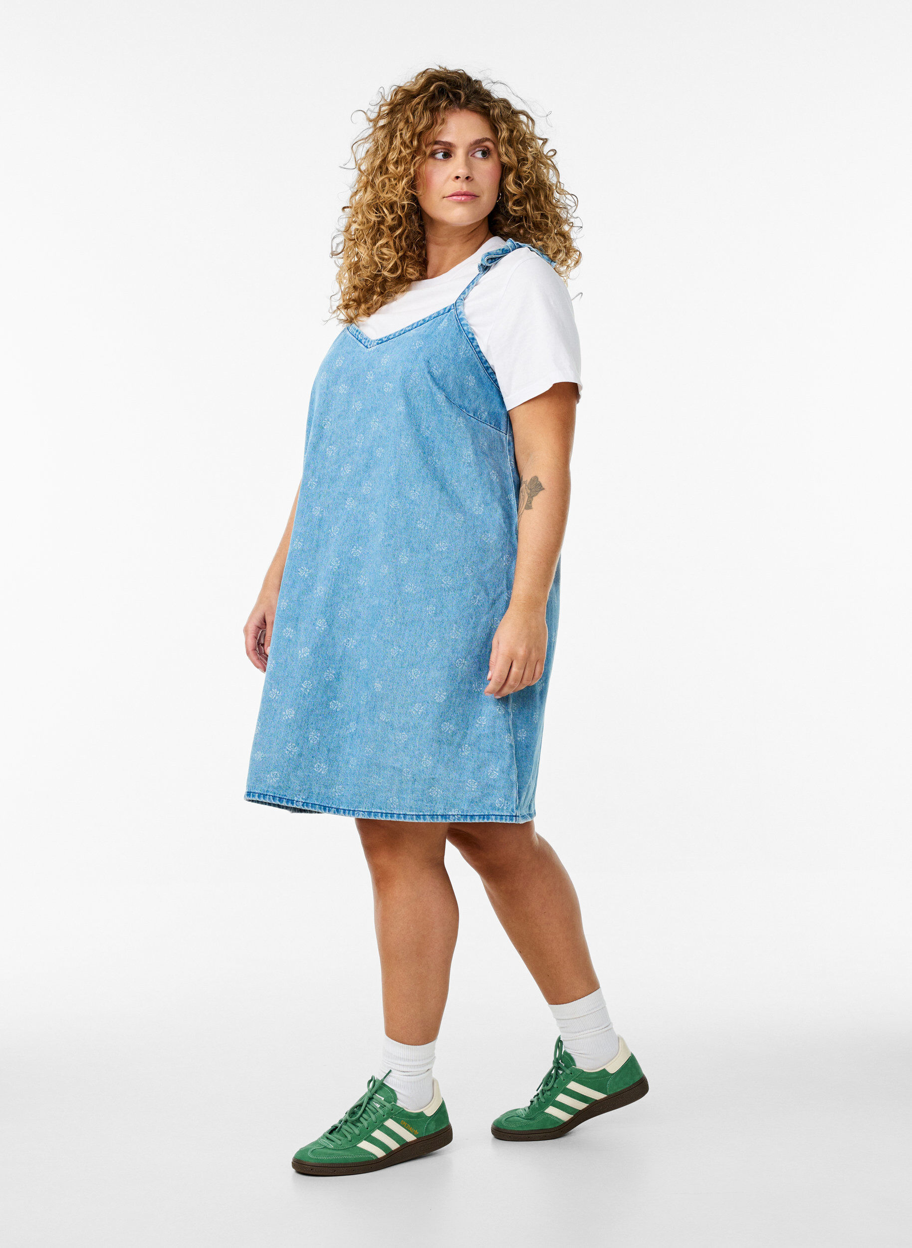 Zizzi Kr&oacute;tka dzinsowa sukienka z regulowanymi ramiaczkami, LBD w. Flower, Model image number 3