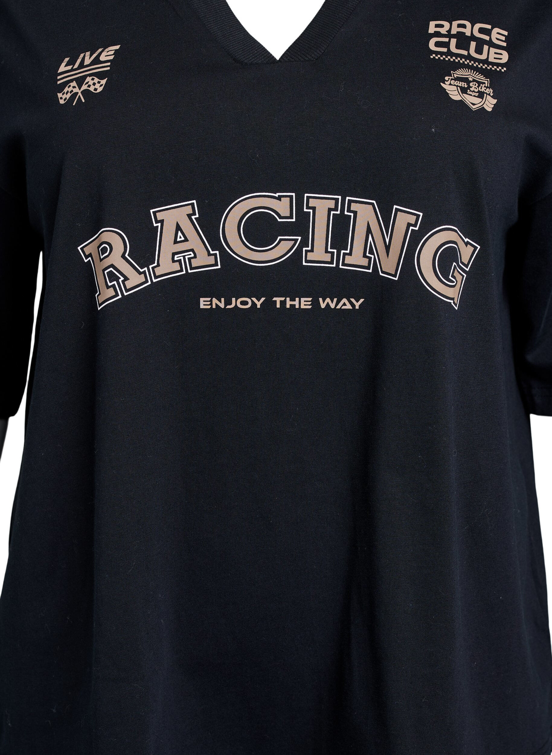 Zizzi T-shirt oversize z nadrukiem Racing, Czarne, Packshot image number 2