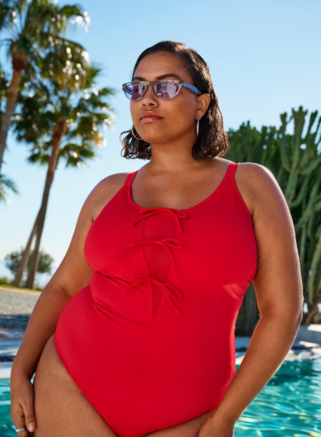 Czerwony str&oacute;j kąpielowy z kokardkami, , Model