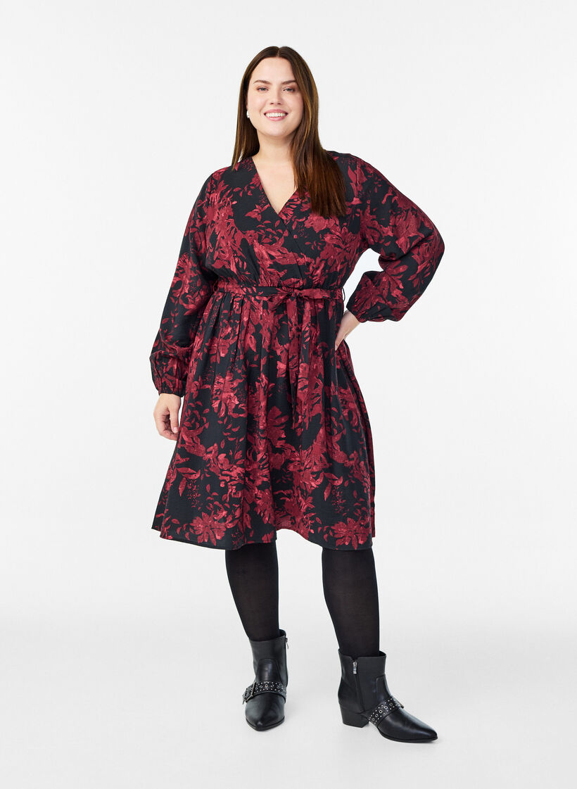 Sukienka do kolan z pasem do wiazania i efektem drapowanym, Czarne, Model image number 1