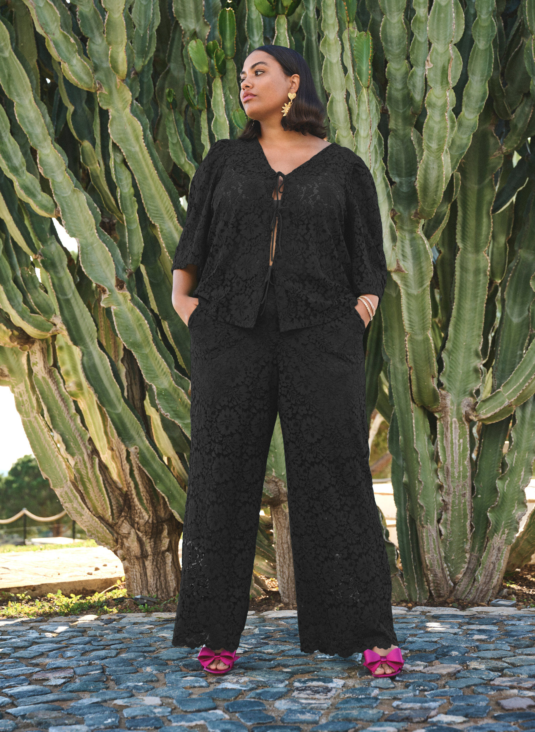 Zizzi Koronkowa bluzka z rekawami 3/4 i kokardkami z przodu, Czarne, Image image number 0