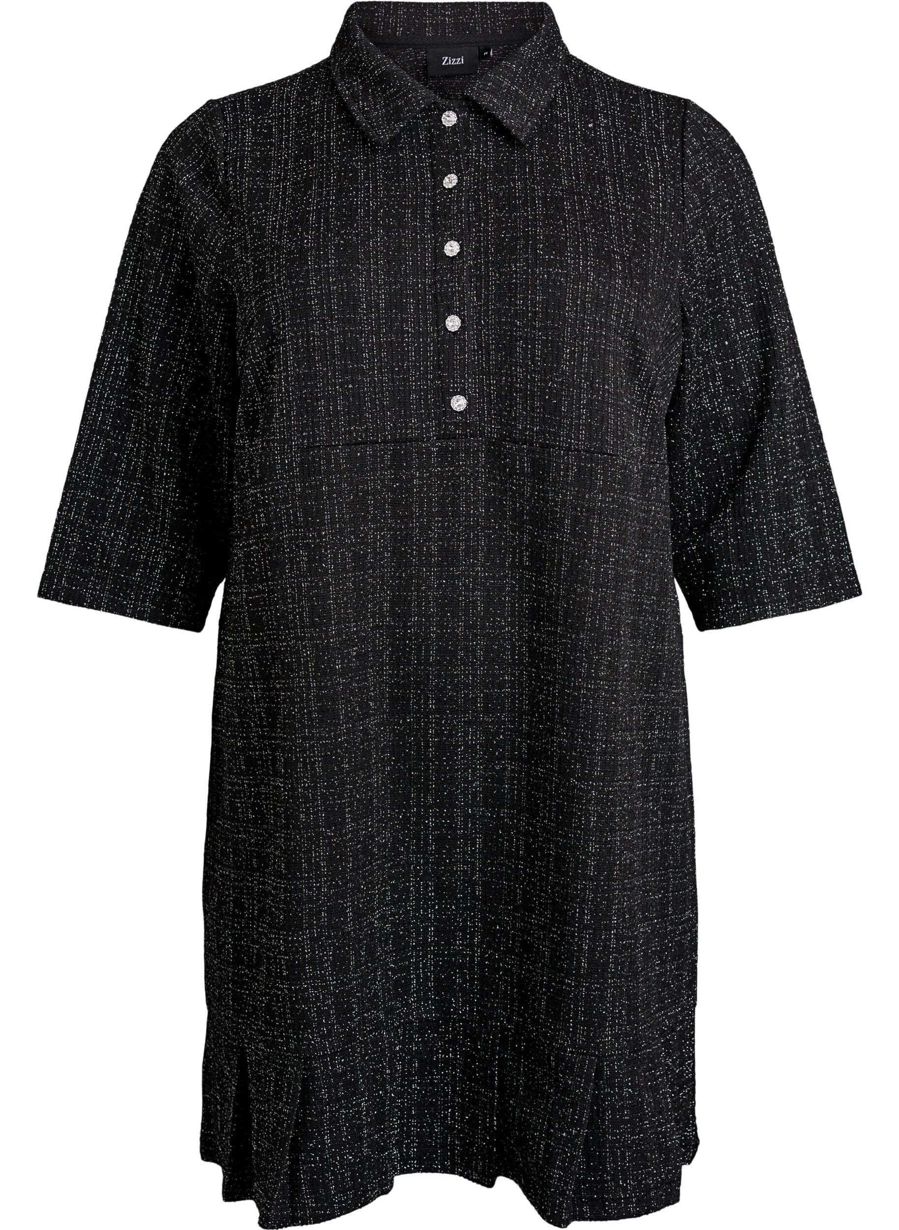 Kr&oacute;tka sukienka z bukli z ozdobnymi guzikami