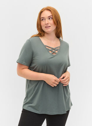 T-shirt z krótkim rekawem i dekoltem w szpic, Balsam Green, Model image number 0