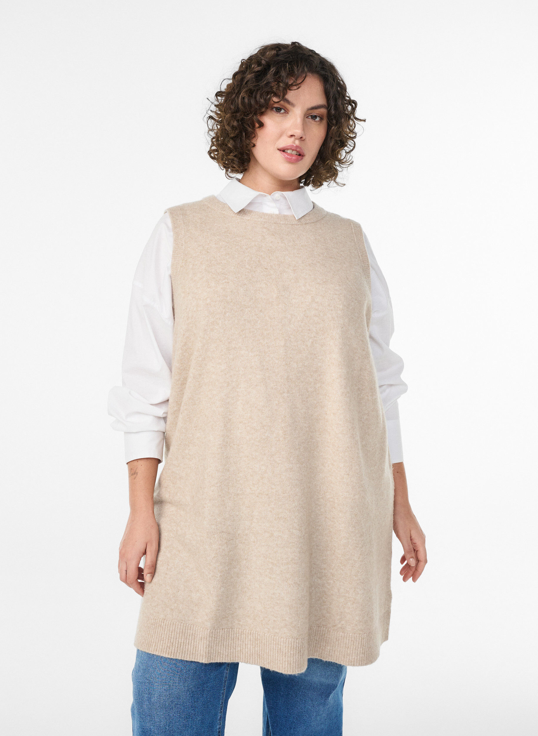 Kr&oacute;tkiej, bezrekawnej sukienki dzianej, Beżowy, Model