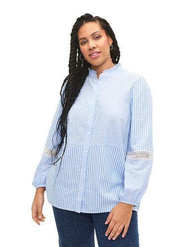 Bluzka koszulowa z kolnierzykiem z falbanami i szydelkowym paskiem, Marina W. Stripe, Model image number 0