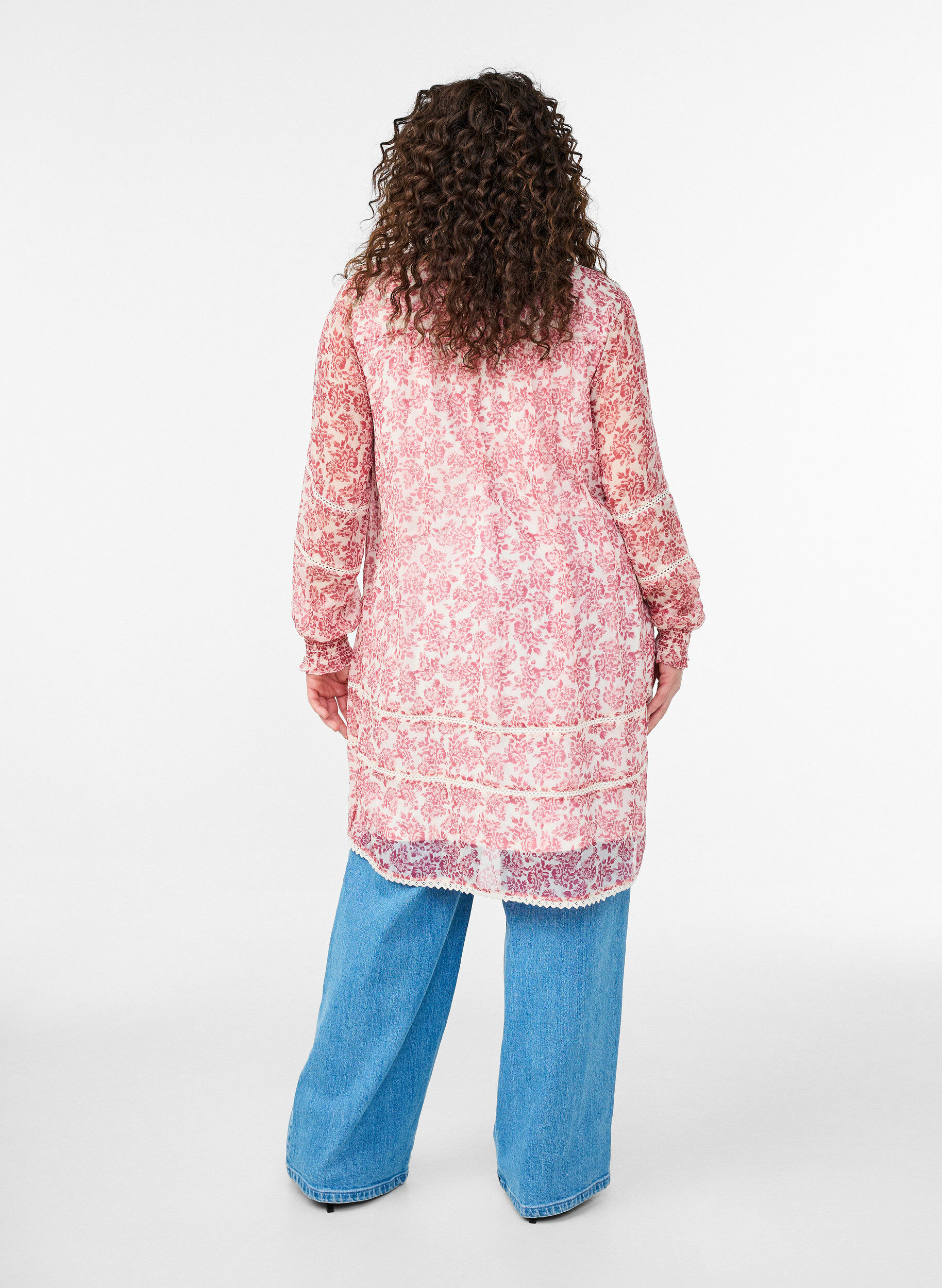 Zizzi Kr&oacute;tkiej sukienki z szyfonu z haftami szydelkowymi, R&oacute;żowy, Model image number 1