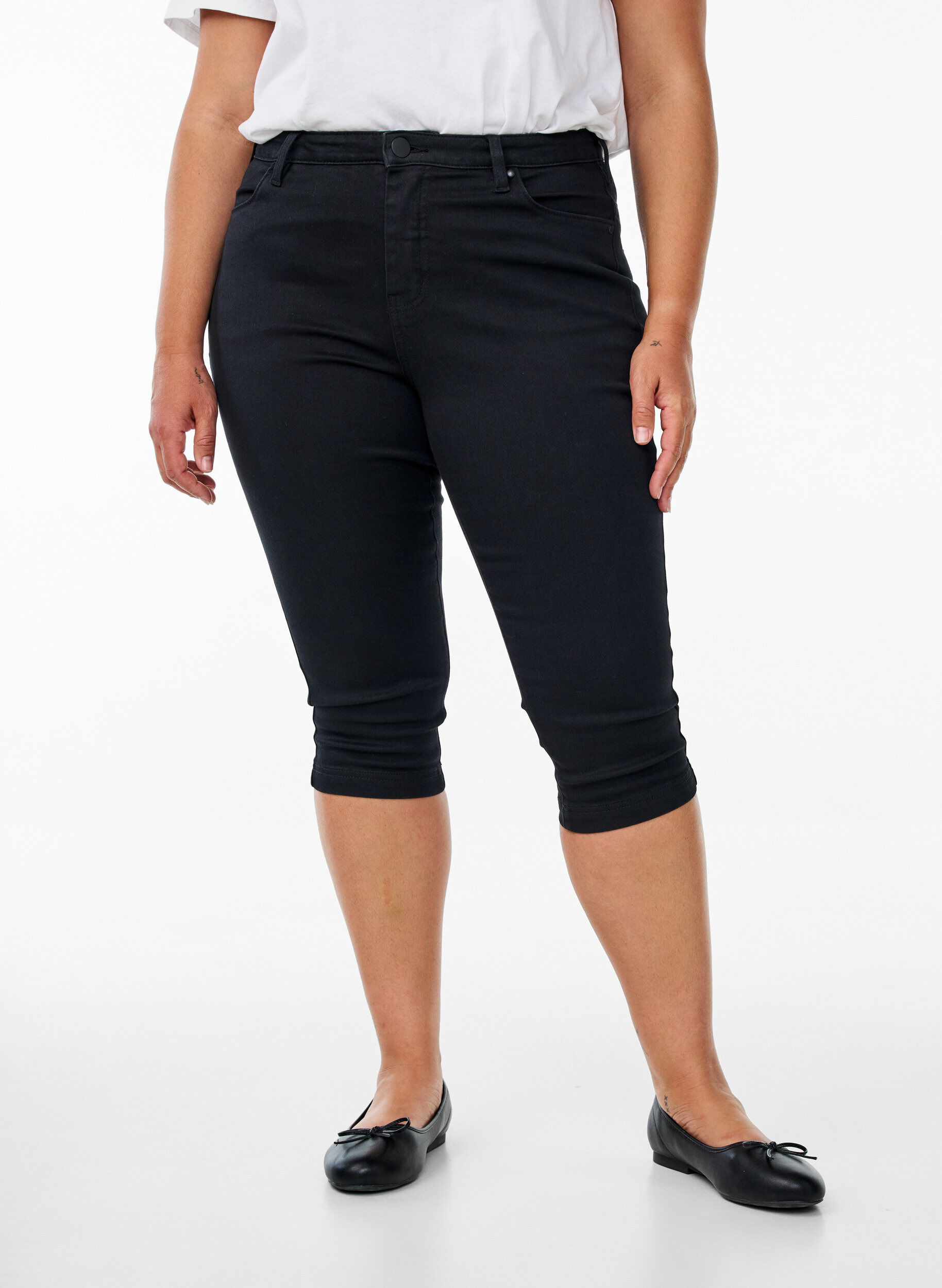 ZizziAmy capri jeans z wysokim stanem i bardzo dopasowanym krojem, Czarne, Model image number 2