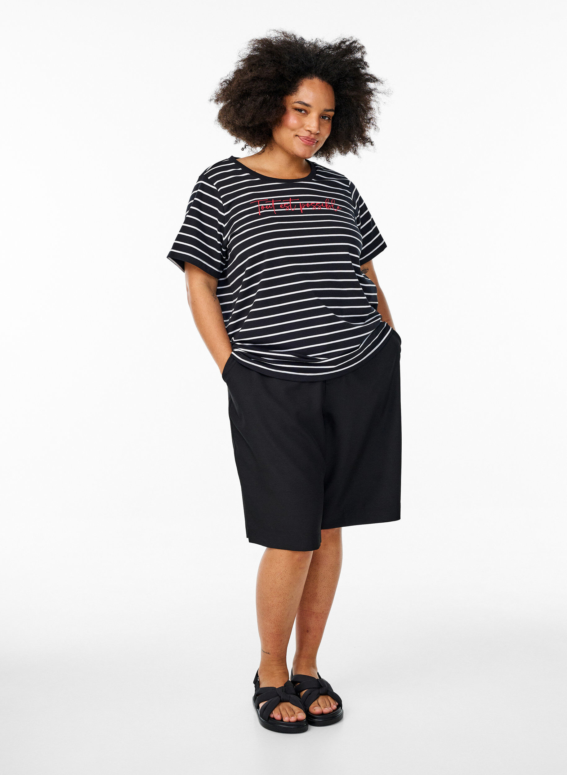 Zizzi T-shirt w paski z nadrukiem tekstowym, Czarne, Model image number 1