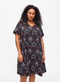FLASH – sukienka z dekoltem w szpic i z nadrukiem, Black Rose Ethnic, Model