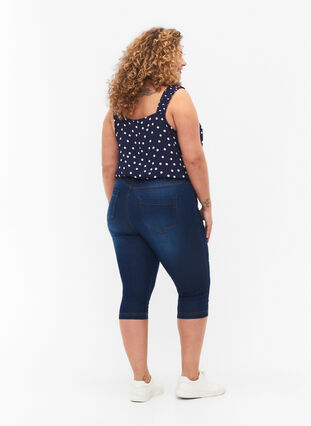 Amy capri jeans z wysokim stanem i bardzo dopasowanym krojem, Blue denim, Model image number 1