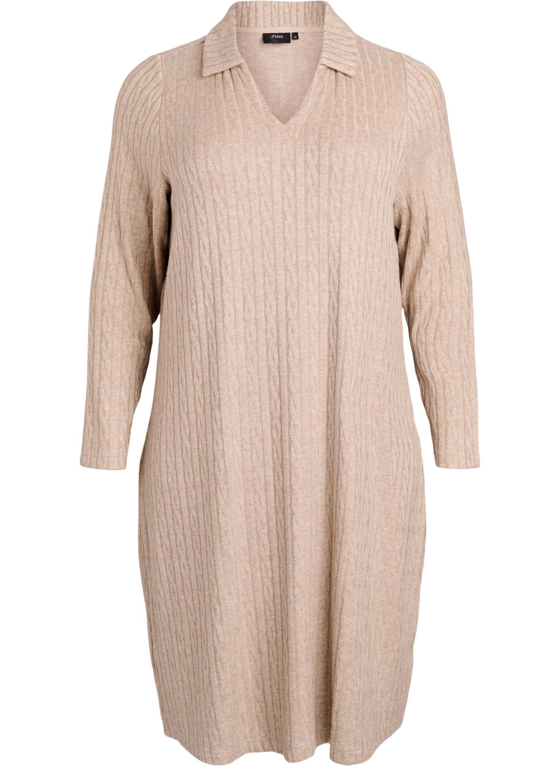 Sukienka z warkoczowa struktura i dekoltem w serek